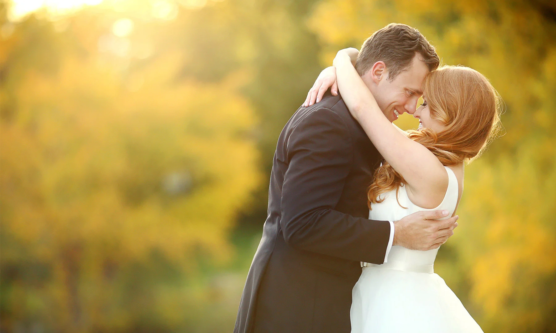 21-Minneapolis-Minnesota-Wedding-Photographer-by-Andrew-Vick-Photography-Fall-Autumn-Lake-Calhoun-Bride-Groom-Hug-Embrace-Kristy-and-Jack.jpg