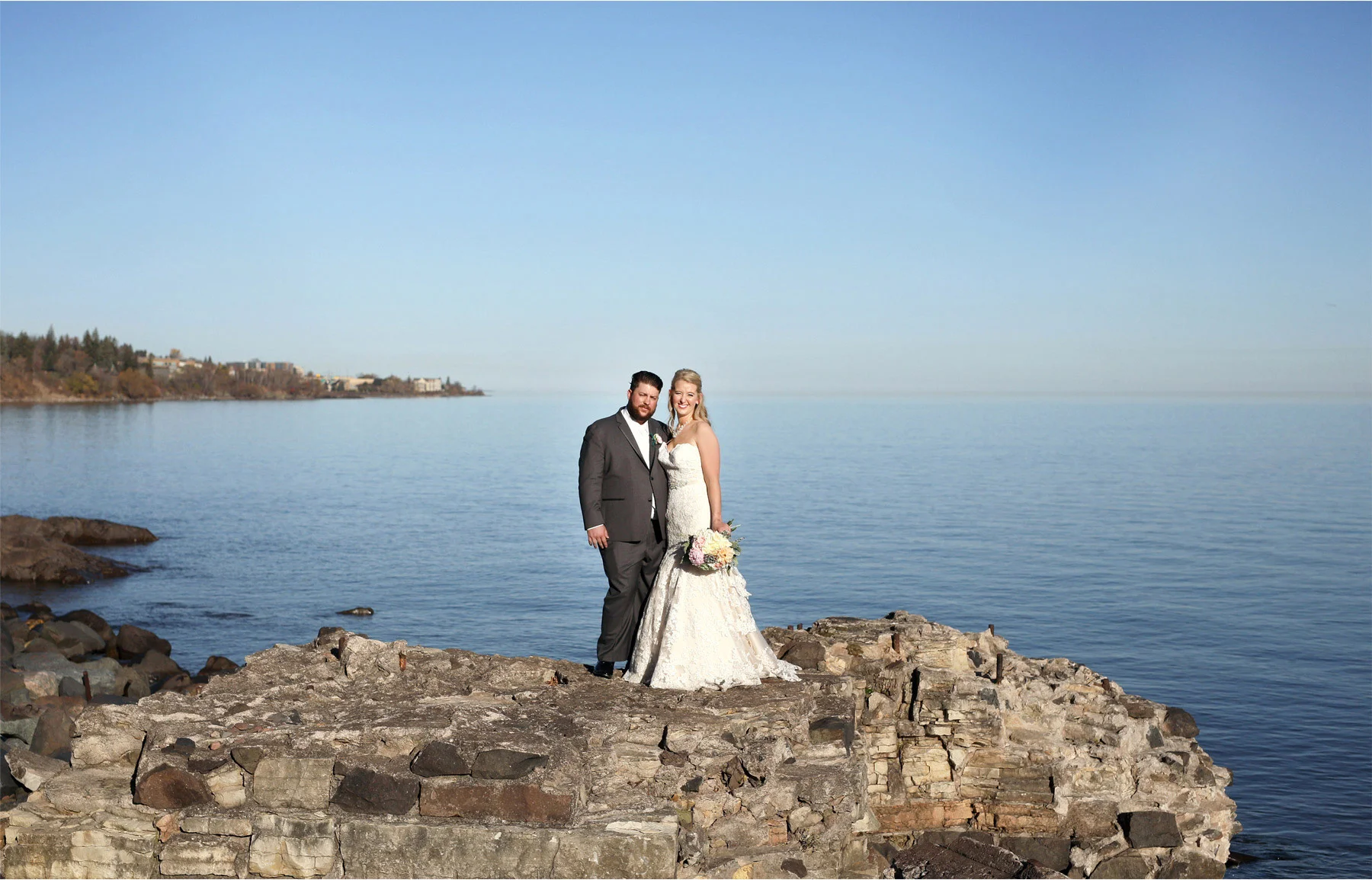 08-Duluth-Minnesota-Wedding-Photographer-by-Andrew-Vick-Photography-Fall-Autumn-Lake-Superior-First-Meeting-Look-Bride-Groom-Molly-and-Carson.jpg