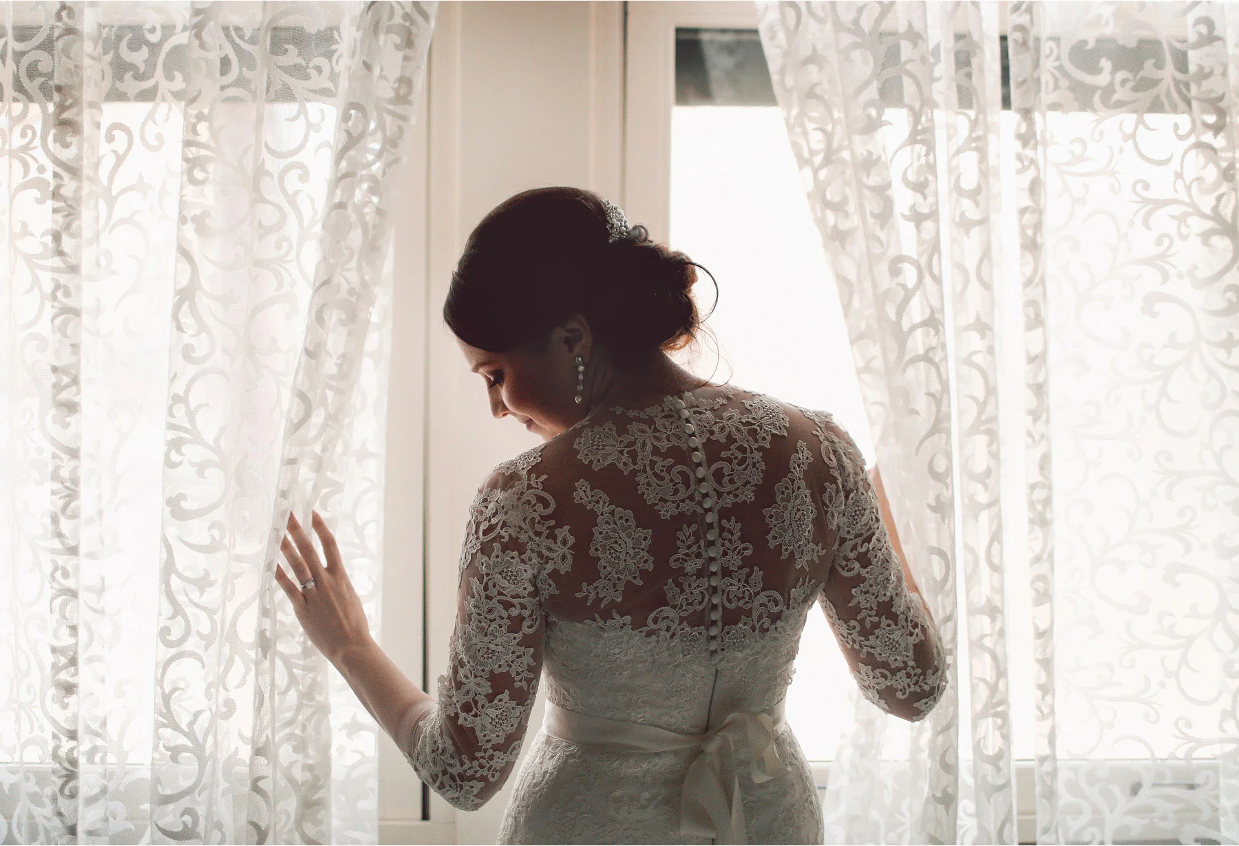 02-Minneapolis-Minnesota-Wedding-Photographer-by-Andrew-Vick-Photography-Winter-Renaissance-Hotel-Getting-Ready-Bride-Dress-Vintage-Sara-and-Rob.jpg