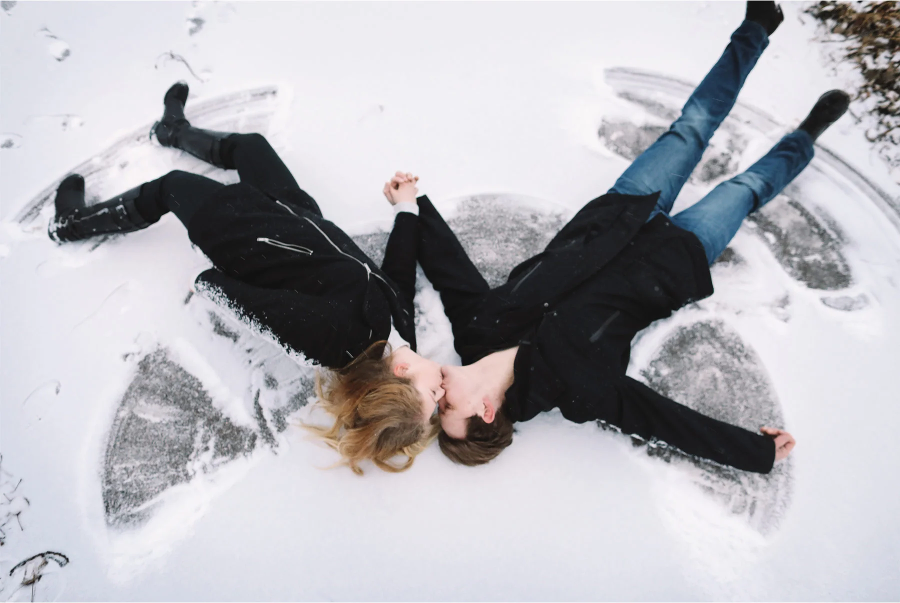 06-Vick-Photography-Engagement-Session-Winter-Outdoor-Couple-Snow-Angles-Frozen-Lake-Veronica-and-Tyler.jpg
