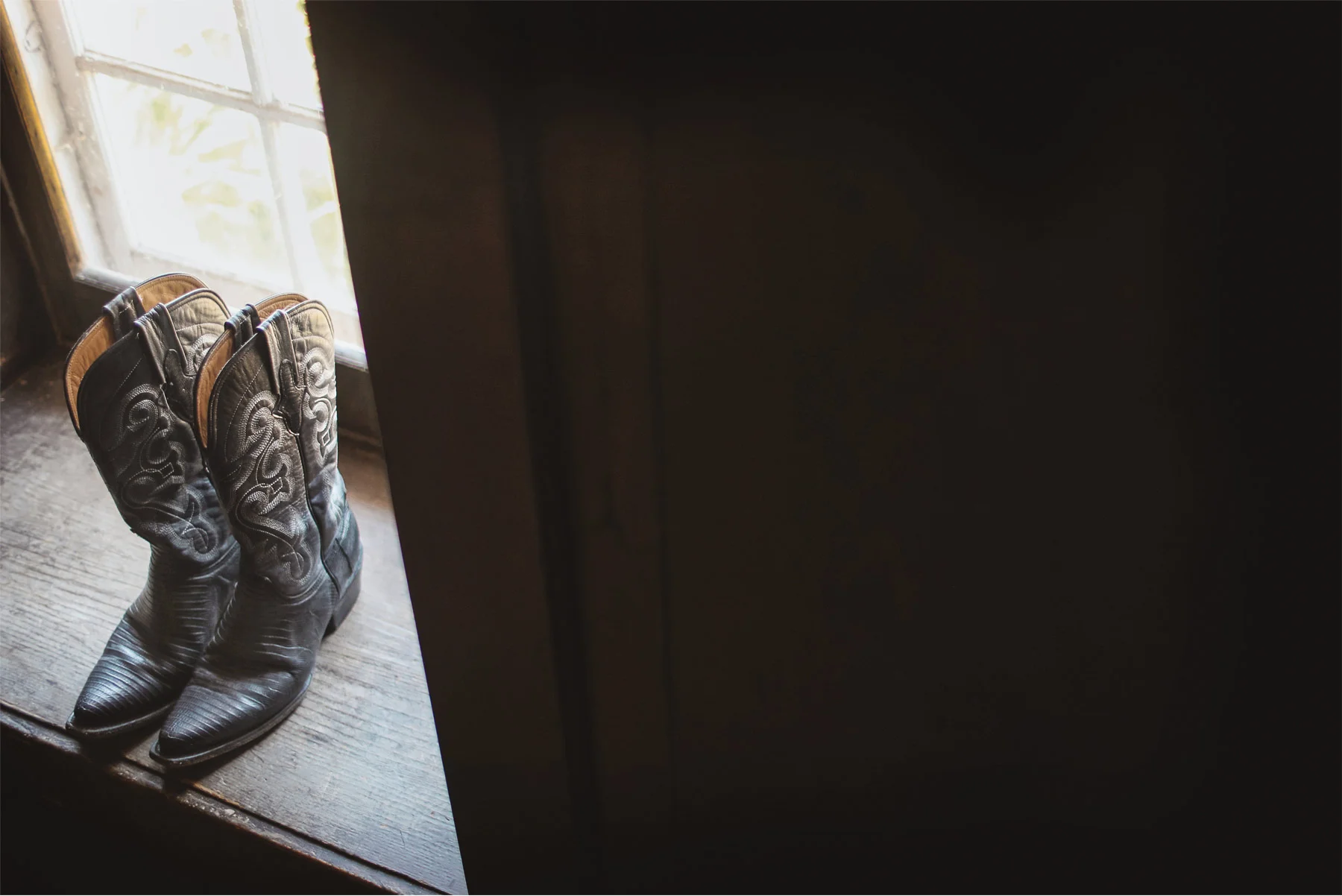 01-Vick-Photography-Rochester-Minnesota-Mayowood-Stone-Barn-Country-Wedding-Cowboy-Boots-Lizz-and-Brady.jpg