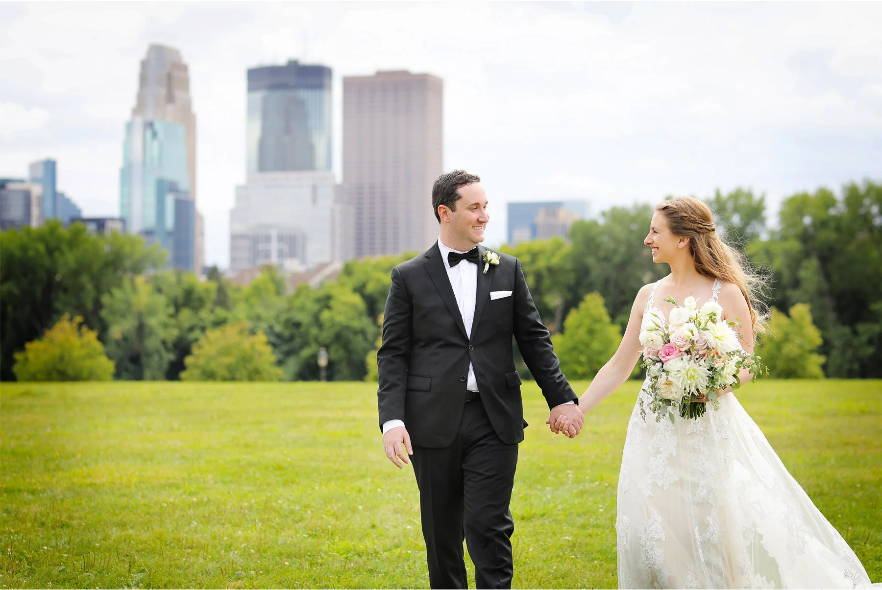 07-Minnesota-Wedding-Vick-Photography-Minneapolis-Event-Centers-Bride-Groom-Skyline-Summer-Amy-and-Avi.jpg