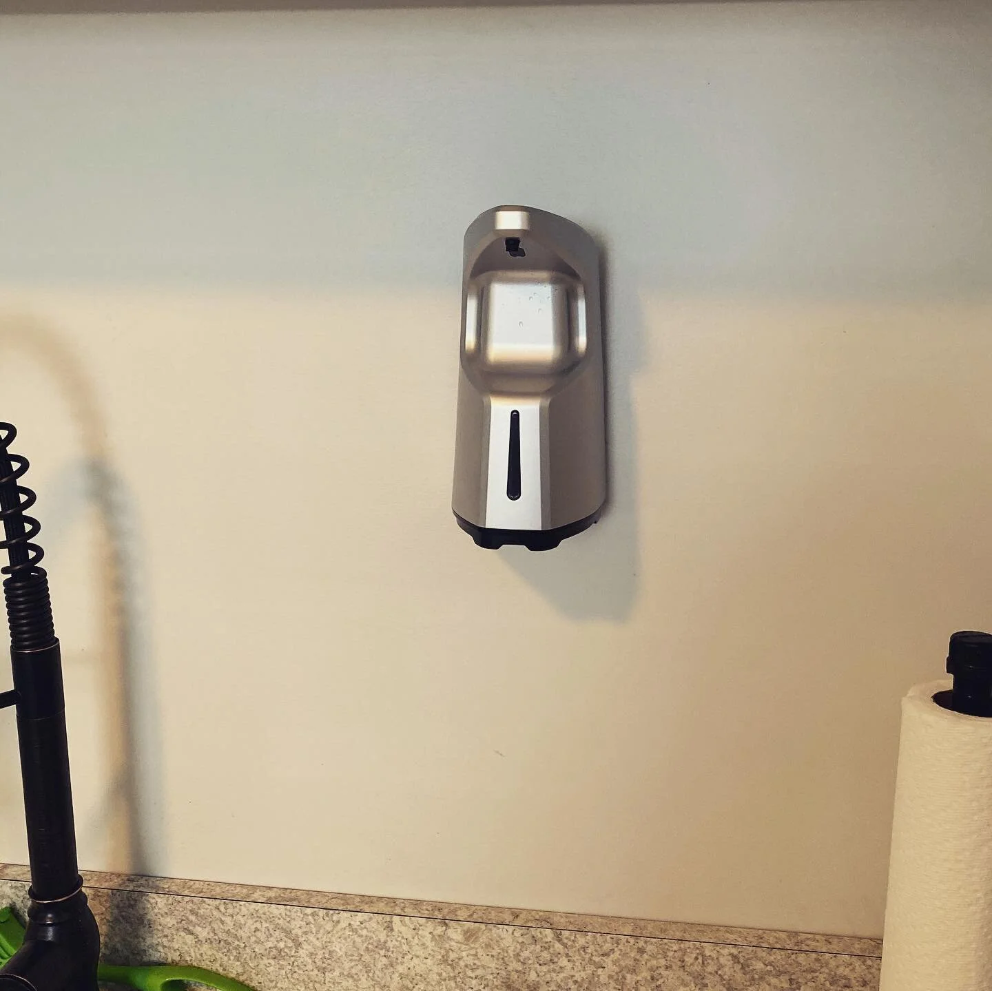 #newaddition to the studio: Hospital grade hand sanitizer dispenser that uses plant derived alcohol and eucalyptus oil. 100% #madeintheUSA

.
.
.
.
#covid19 #covid #cleaning #committedtoclean #airbnb #rehobothbeach #rental #vacationrental