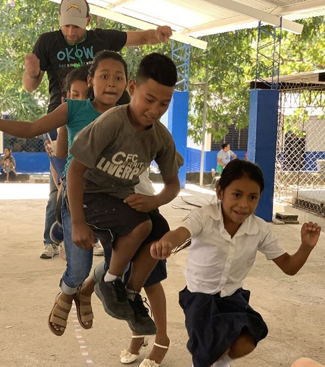 It wouldn&rsquo;t be a #OneKidOneWorld volunteer trip without an action shot! 
@glasswingi #OKOWElsal2020 #makeadifference #giveback #soyvoluntario #developingcountries #supporteducation #FBF