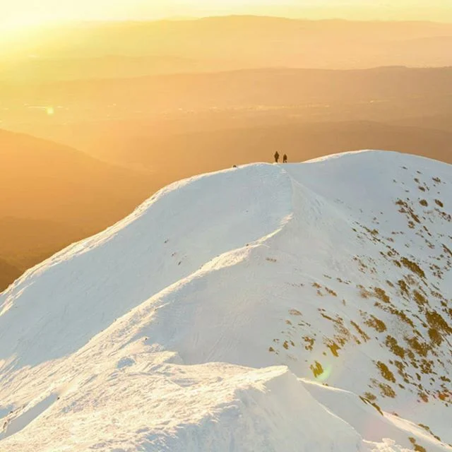 Good spot to sink a few arvo beers.  Cheers to those who voted and helped this pic take 1st in the Peak Pics people's choice category. Yeww

#tbt #landscape #sunrise #sunset #snow
#snowboarding #victoria #explore