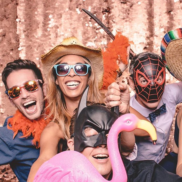 One of our favourite things to do is go through fun group shots. It&rsquo;s a win-win. We help our clients make memories and their party is a huge hit! Let&rsquo;s chat about your next event 📧 info@skylinephotobooth.ca