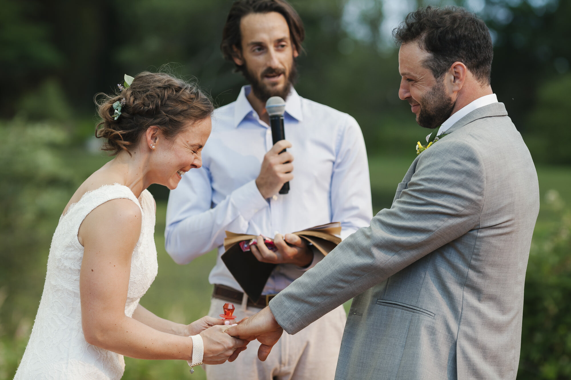 Groom surprises bride during ceremony with ring pop