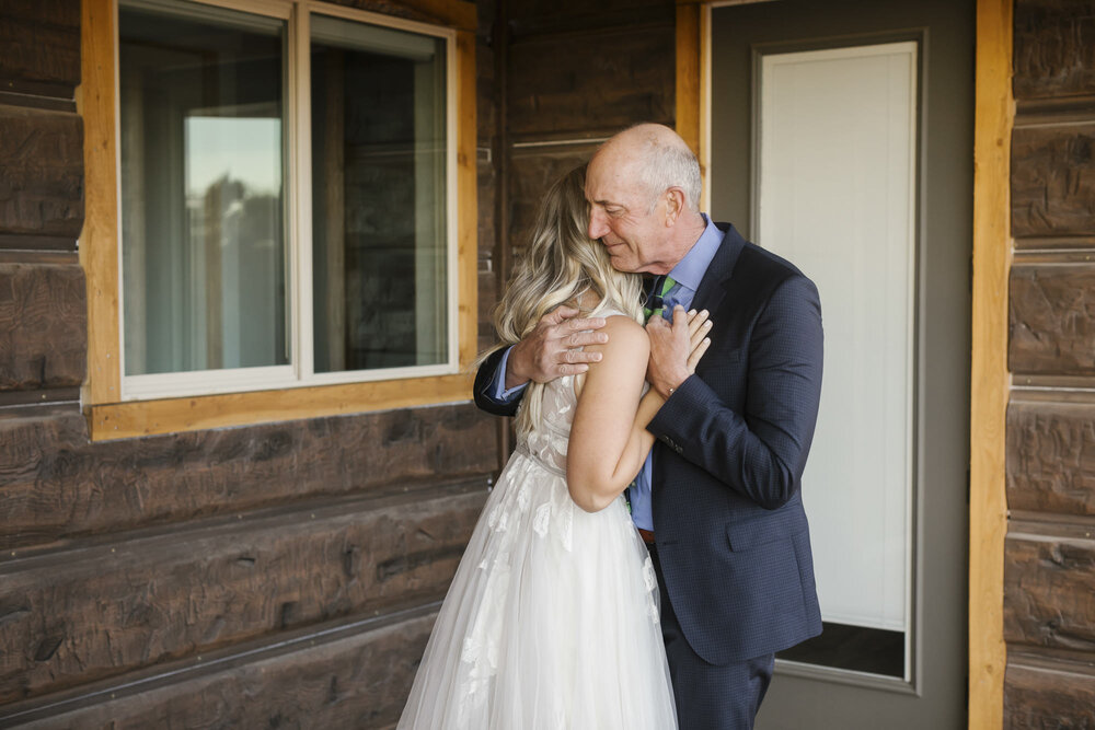 Bride's dad gets emotional dancing with his daughter