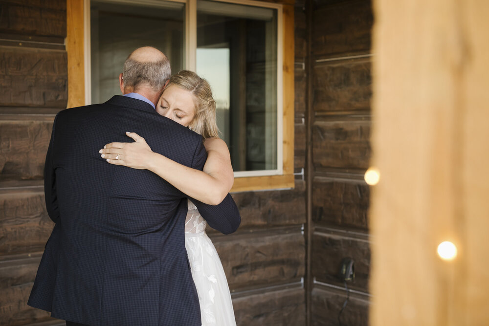 Bride gets emotional dancing with her dad