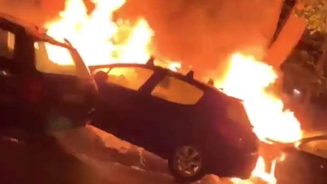 Krever svar fra justisministeren: Blir noen tatt for bilbranner?