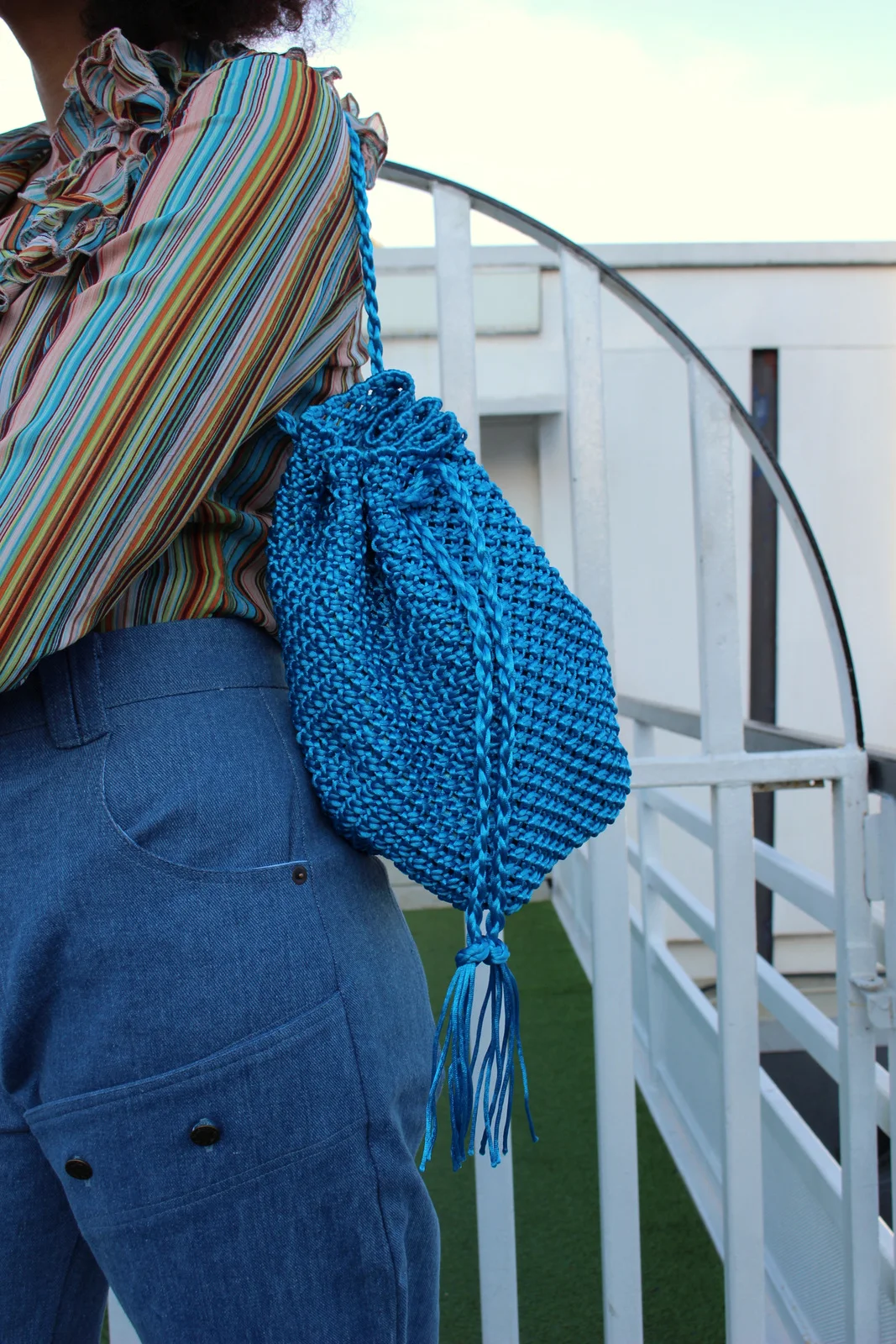 fille avec sac tressé bleu porté épaule