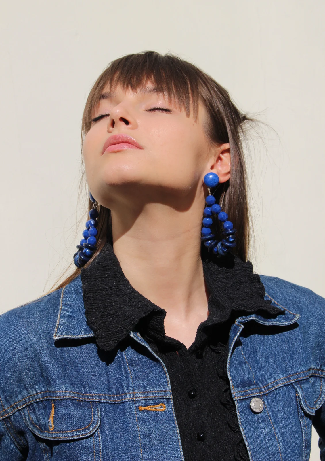 fille avec boucles d'oreilles camaïeu de bleu