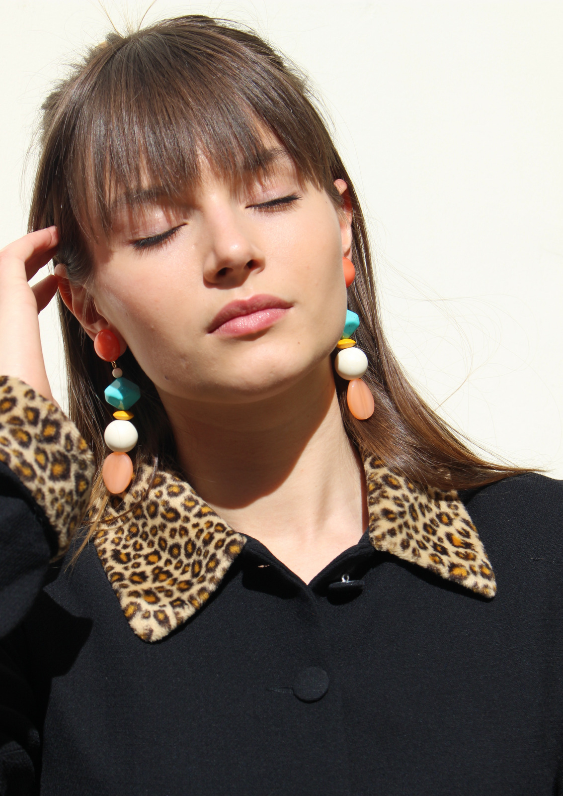 fille avec chemise col imprimé animal et boucles d'oreilles pierres multicolores