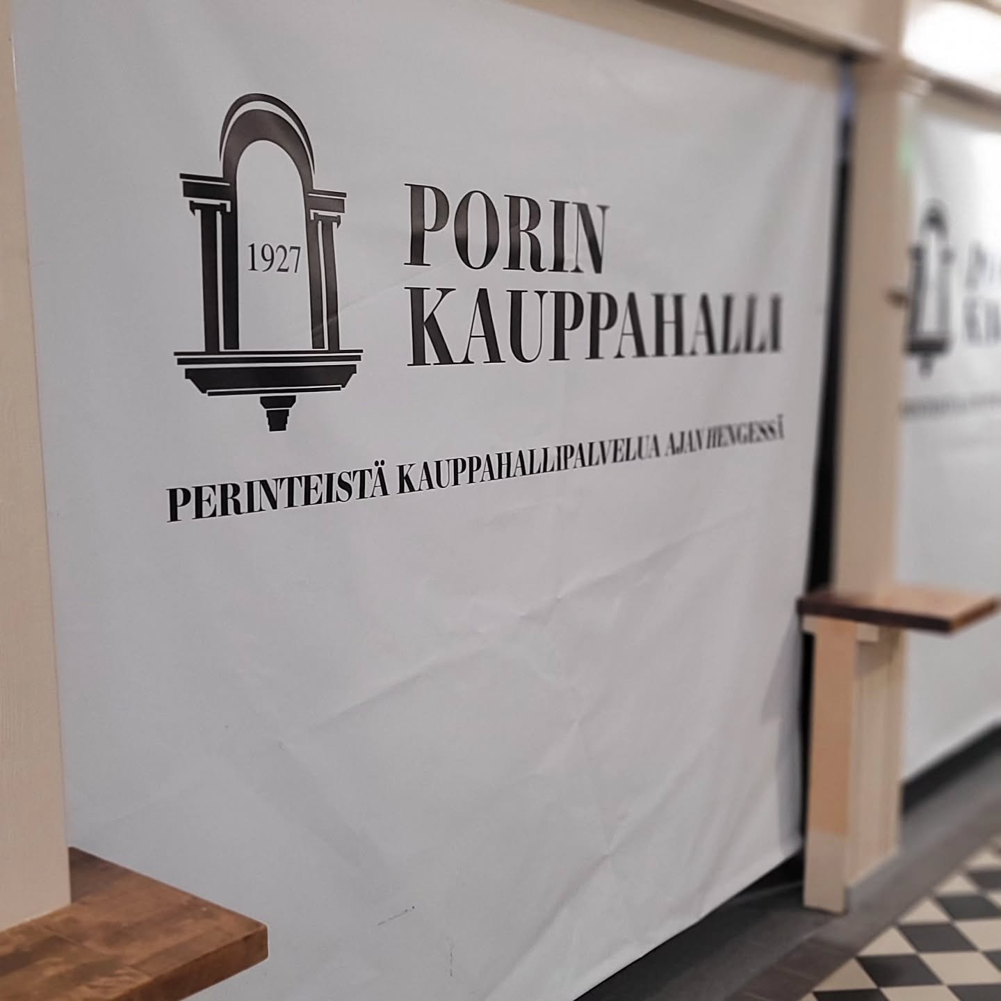 Olettehan jo kuulleet, ett&auml; @porinkauppahalli avaa j&auml;lleen ovensa! 

Minulla on ollut ilo olla&nbsp;aistimassa Kauppahallin ainutlaatuista upeaa milj&ouml;&ouml;t&auml; jo muutamien p&auml;ivien ajan, kun olen ollut luomassa ja rakentamassa