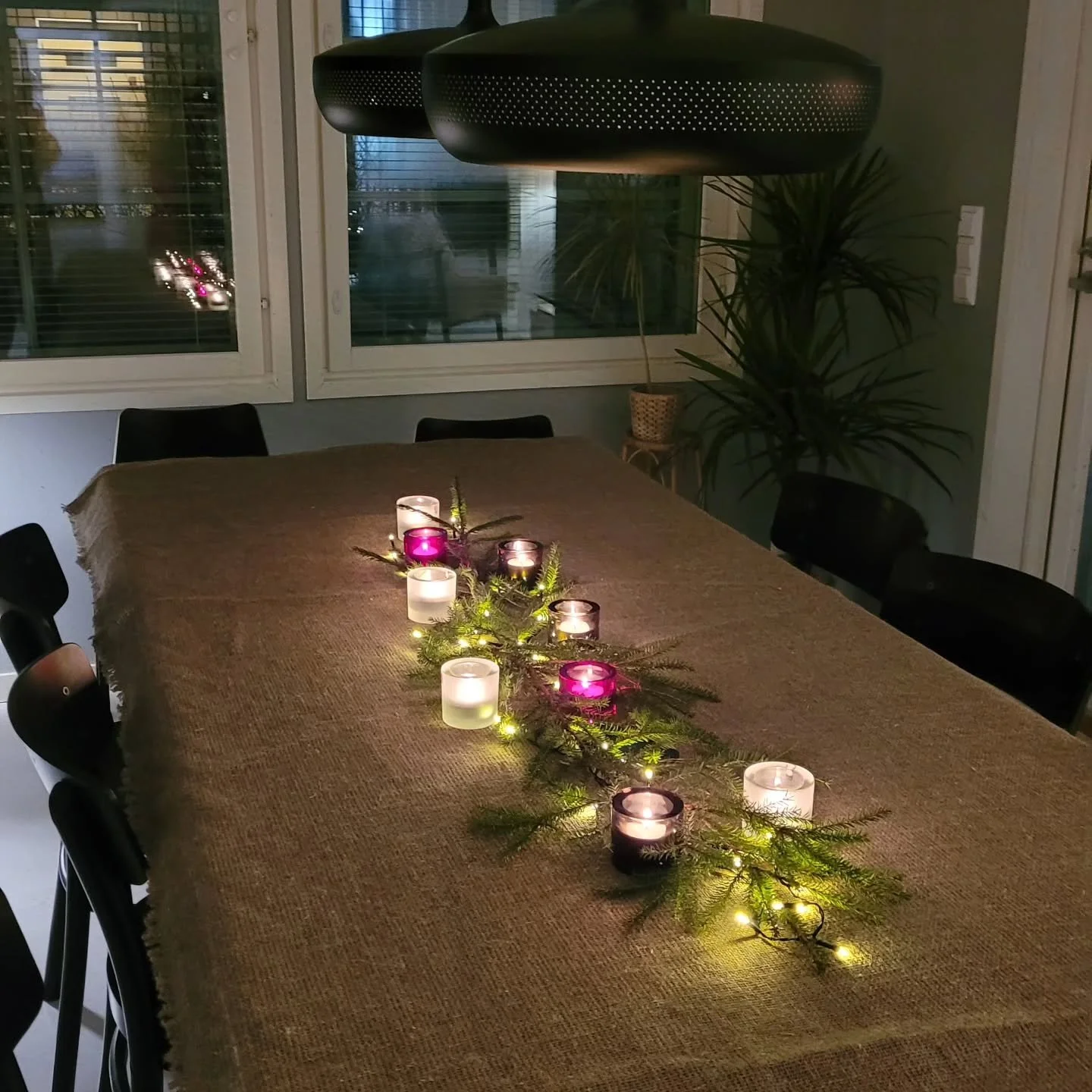 T&auml;n&auml;&auml;n talo t&auml;yttyi joulun tunnelmasta, ihanista kohtaamisista &amp; gl&ouml;gin tuoksusta! 🎄✨️

Kiitos upeasta kimpusta @katjamariluvia 🤎

#gl&ouml;gihetki #joulumuistaminen #yst&auml;v&auml;t #kaverit #naapurit