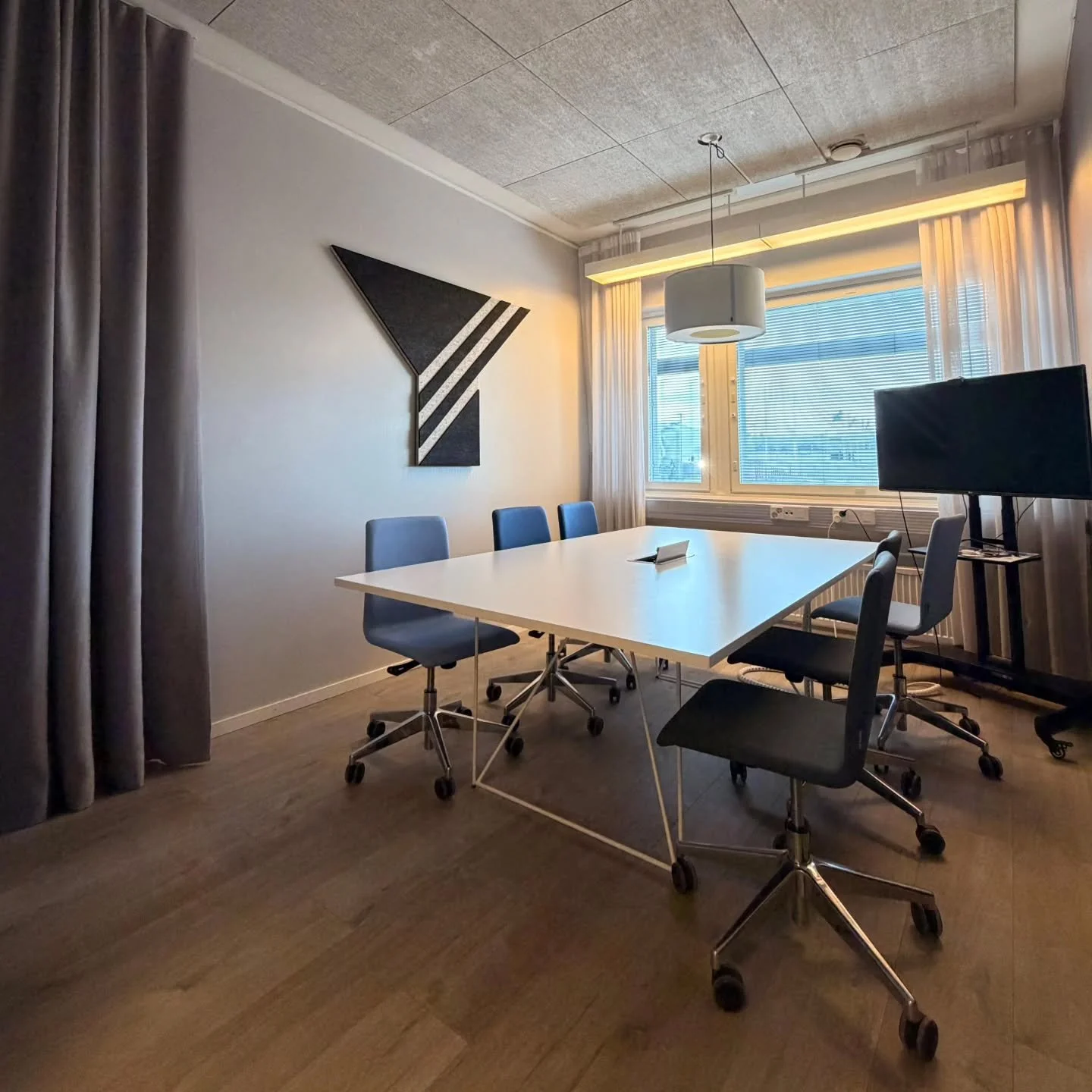 Kohti parempaa ty&ouml;ymp&auml;rist&ouml;&auml; 

Sain kutsun @satakunnanyrittajat toimistolle, jossa oli haasteena kauniin neuvottelutilan &auml;&auml;nimaailma. 

T&auml;m&auml; on yll&auml;tt&auml;v&auml;n yleinen tilojen haaste. Miellytt&auml;v&