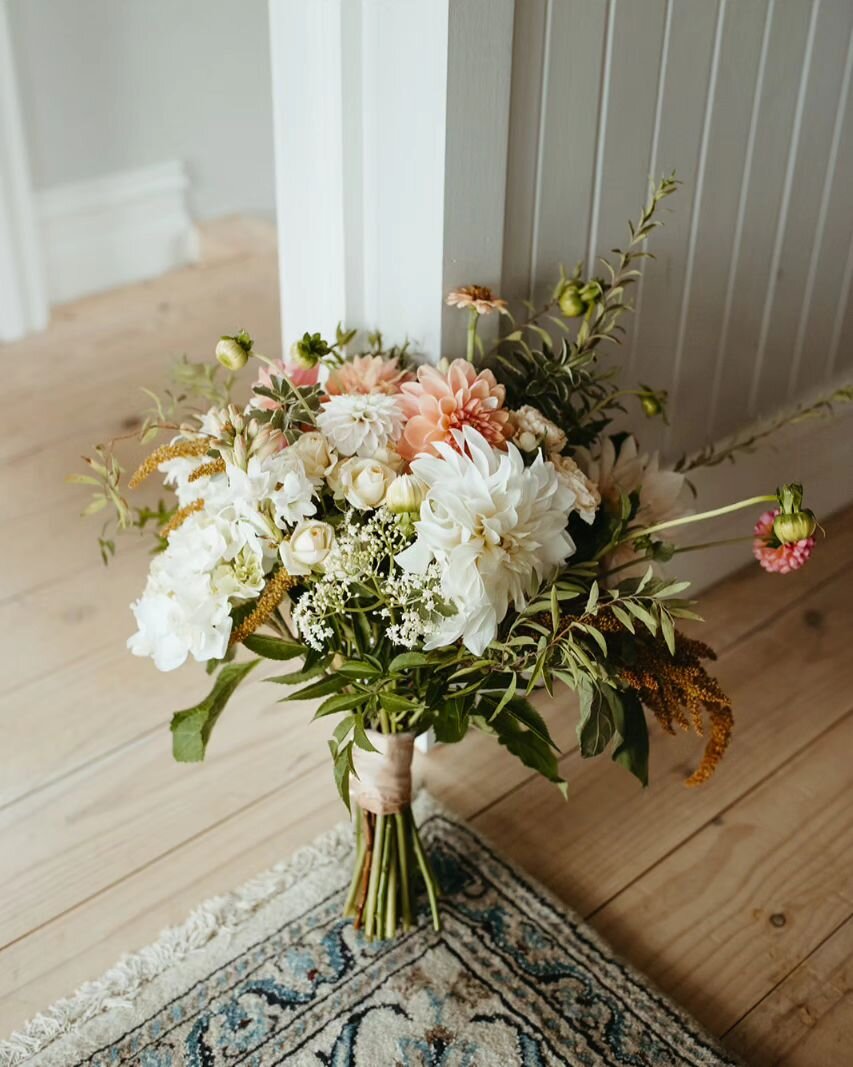 Loved creating this gorgeous bouquet for our beautiful bride Lucy
.
.
@whitesandwoods 
Florals @campdavidfarm