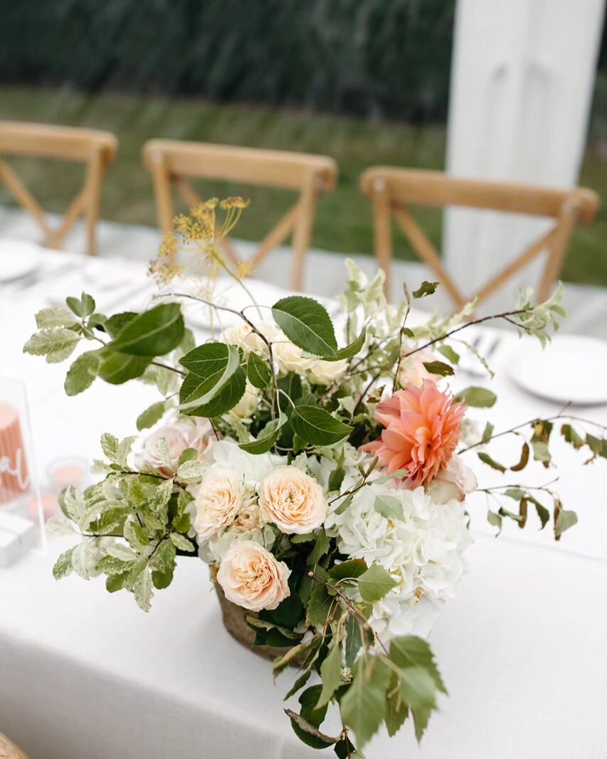 Beautiful hints of autumn tones for Lucy + Zereth last month. 
.
.
.
@whitesandwoods 
Florals + Styling @campdavidfarm