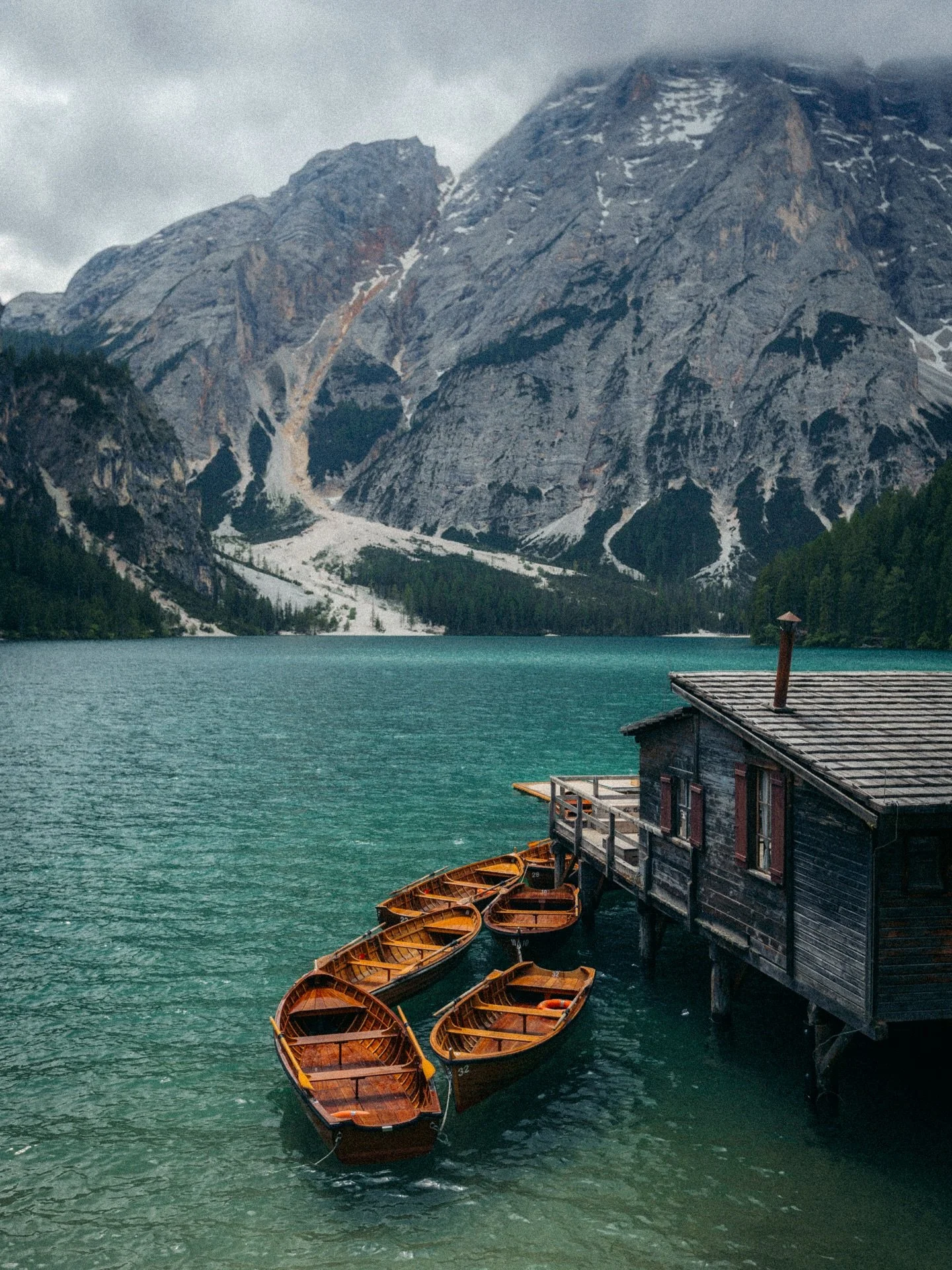 Lago di Braies 🛶 

Probably one of the most instagrammed lakes IN THE WORLD (Clarksons voice) so naturally we had to have a look. Weather was a tad kak but there were some moments on the walk around the lago&hellip;

Go early if you don&rsquo;t want