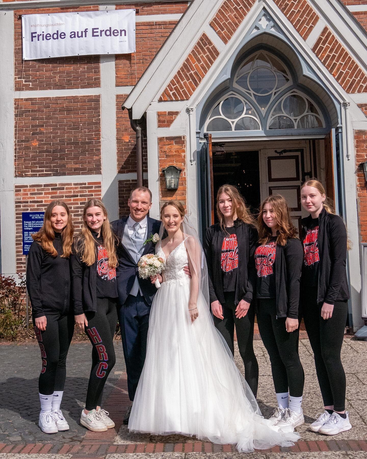 &bdquo;They said yes!&ldquo; 💍
Am Wochenende haben sich unsere Abteilungsleitung und Coach Nicole und ihr Flo das Ja-Wort gegeben.
Vor der Kirche haben bereits einige ihrer Queens auf sie gewartet. 👑

Wir w&uuml;nschen euch von Herzen alles Liebe f