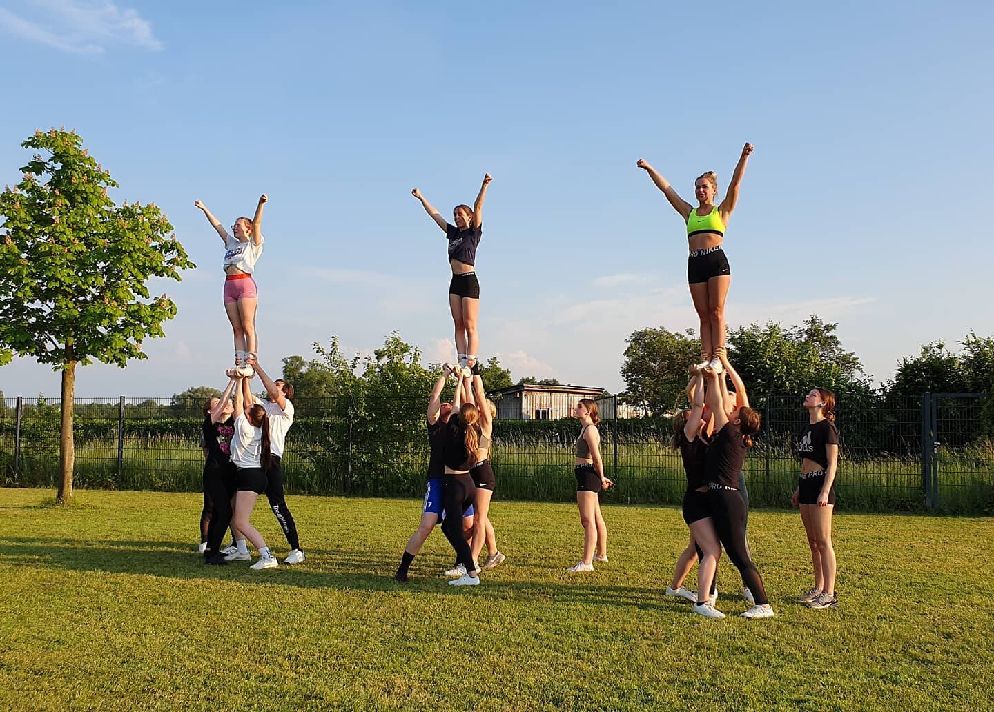 Endlich starten unsere Teams wieder ins Pr&auml;senztraining😍 Das lange Warten hat ein Ende und wir d&uuml;rfen wieder richtig loslegen❤👑
Du hast Interesse Teil unserer Royal Family zu werden? Melde dich gerne per PN f&uuml;r ein Probetraining! Wir