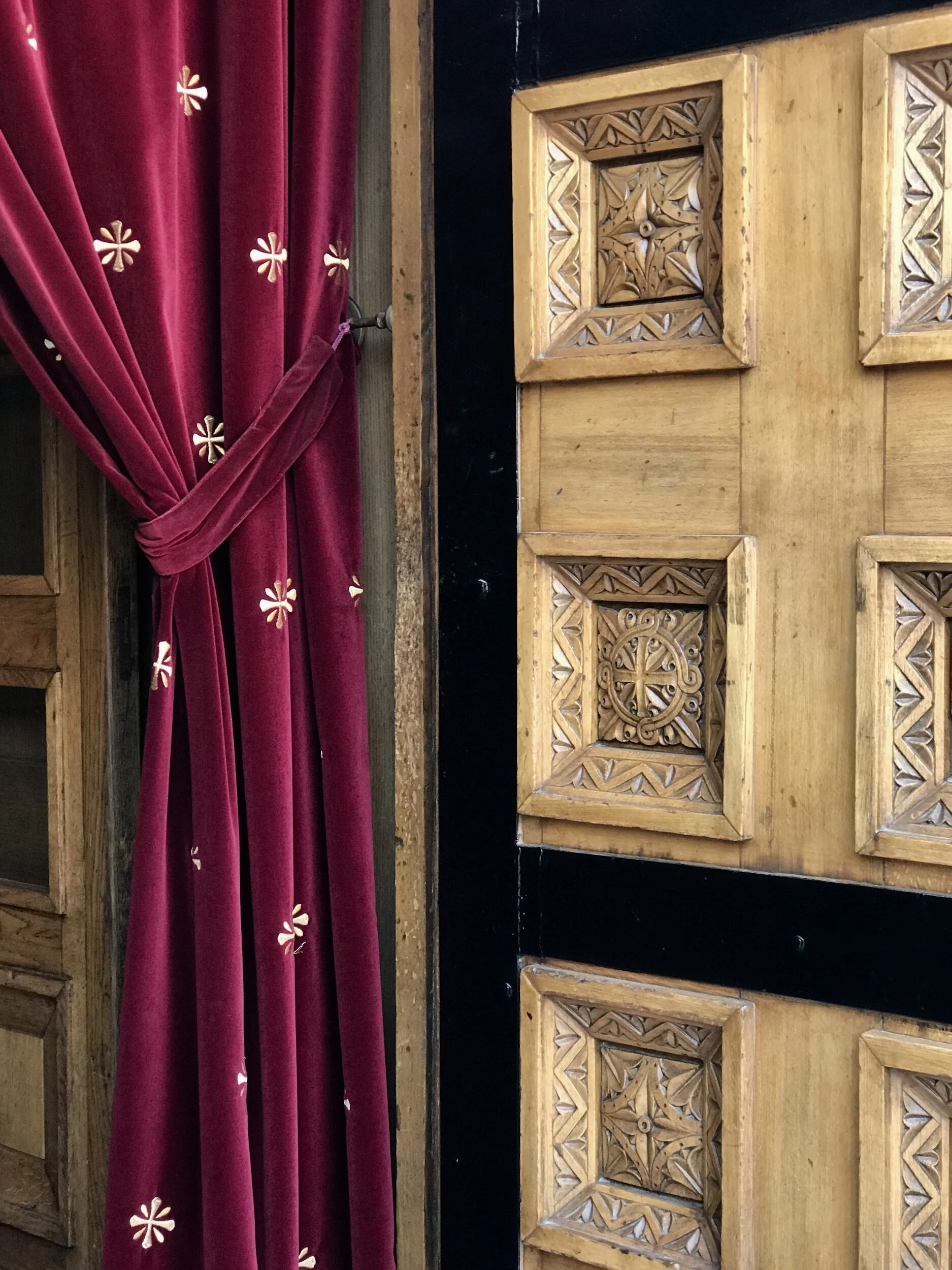 Warm and Cozy: A Guide to Choosing Winter Curtains for a Toasty Home