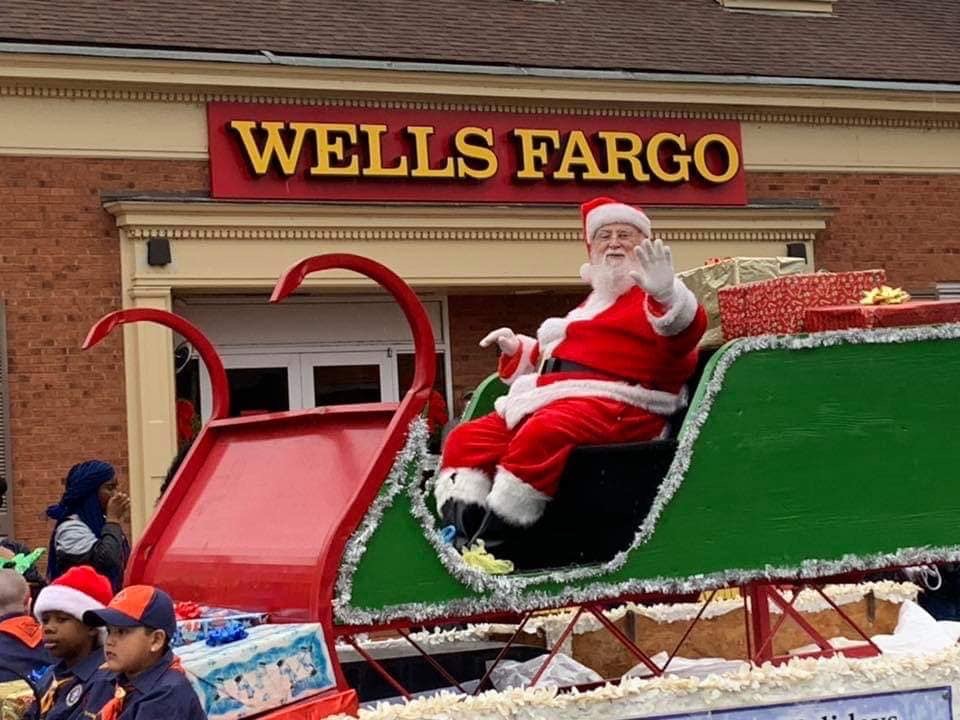Santa appears in Snow Hill.JPG