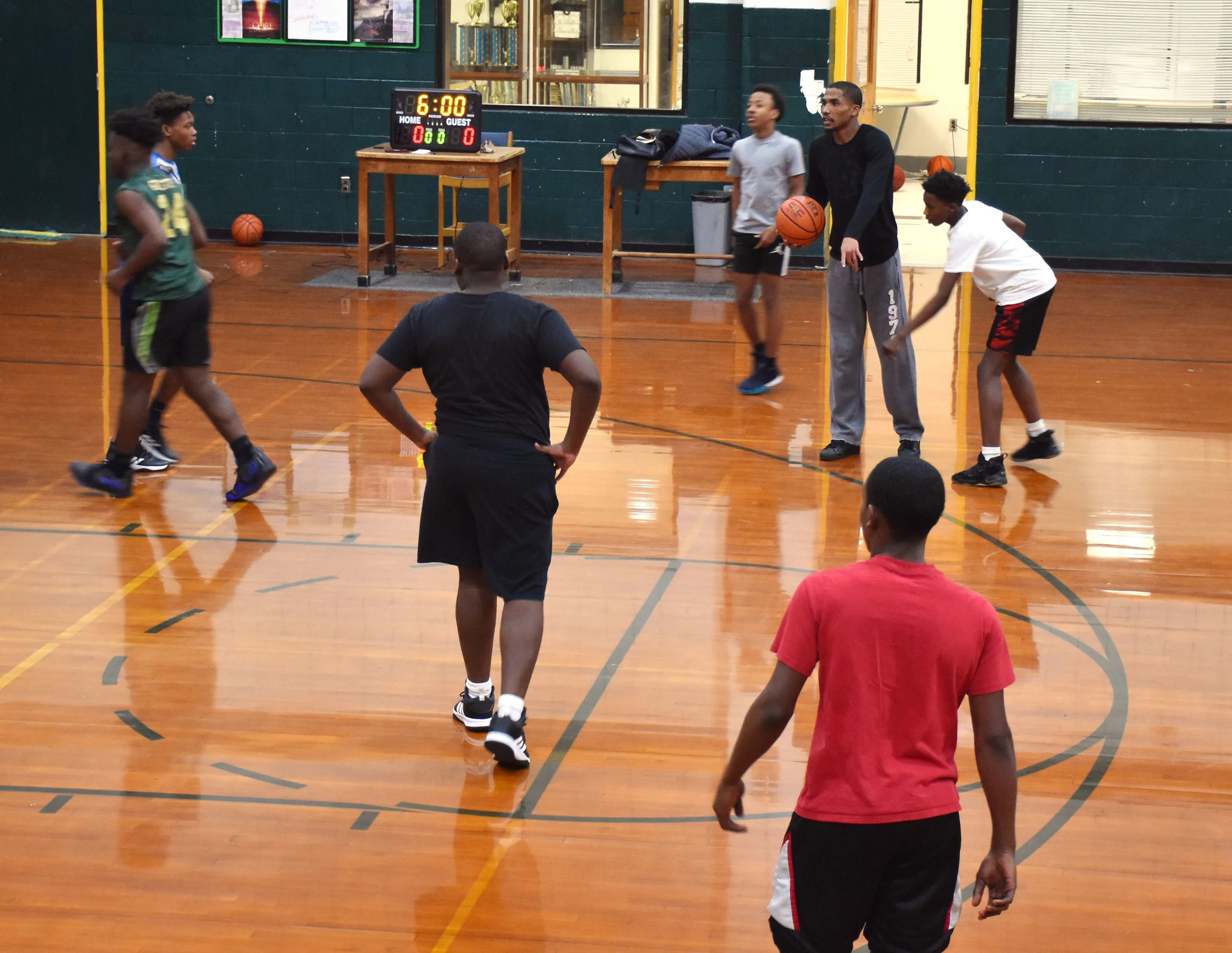 Rochelle Middle School head basketball coach Joshua Dawson teaches a play during a recent practice. Photo by Bryan Hanks / Neuse News