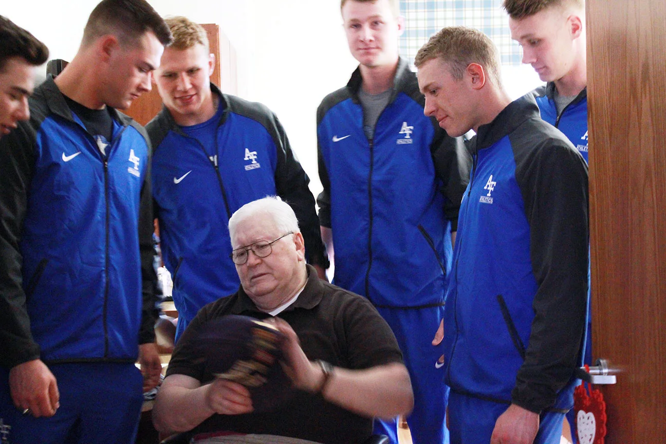 Air Force, Navy baseball players visit Kinston veterans, soup kitchen 