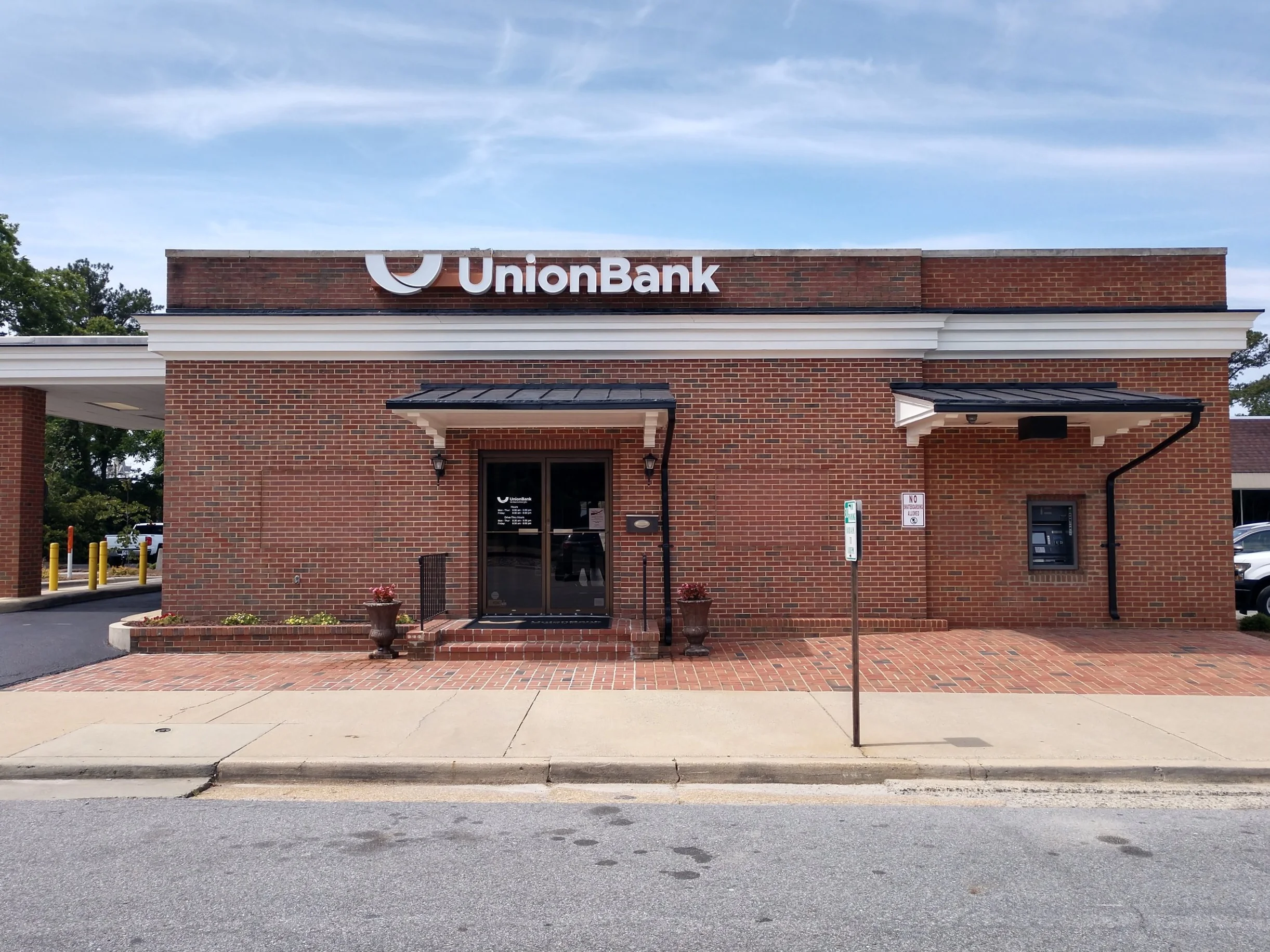Union Bank of La Grange holds ribbon cutting ceremony 