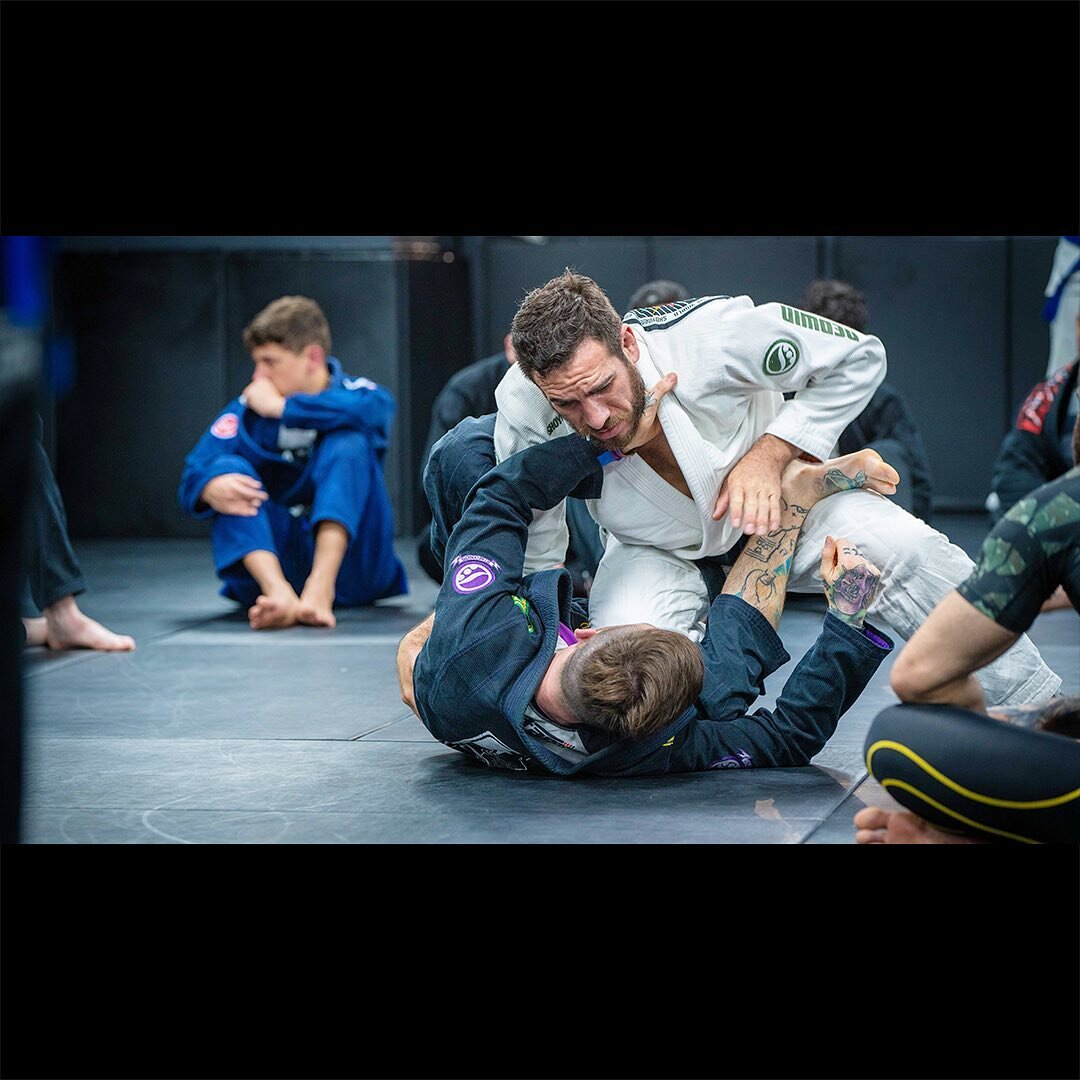 That time that @kennyflorian dropped in to @reigatemartial arts to impart some grappling wisdom! A great class and a true gent. ⁠⠀
.⁠⠀
.⁠⠀
.⁠⠀
#photography  #camera #sportsphotography #martialarts #BJJ #brazilianjiujitsu #bjjphotography #blackandwhit