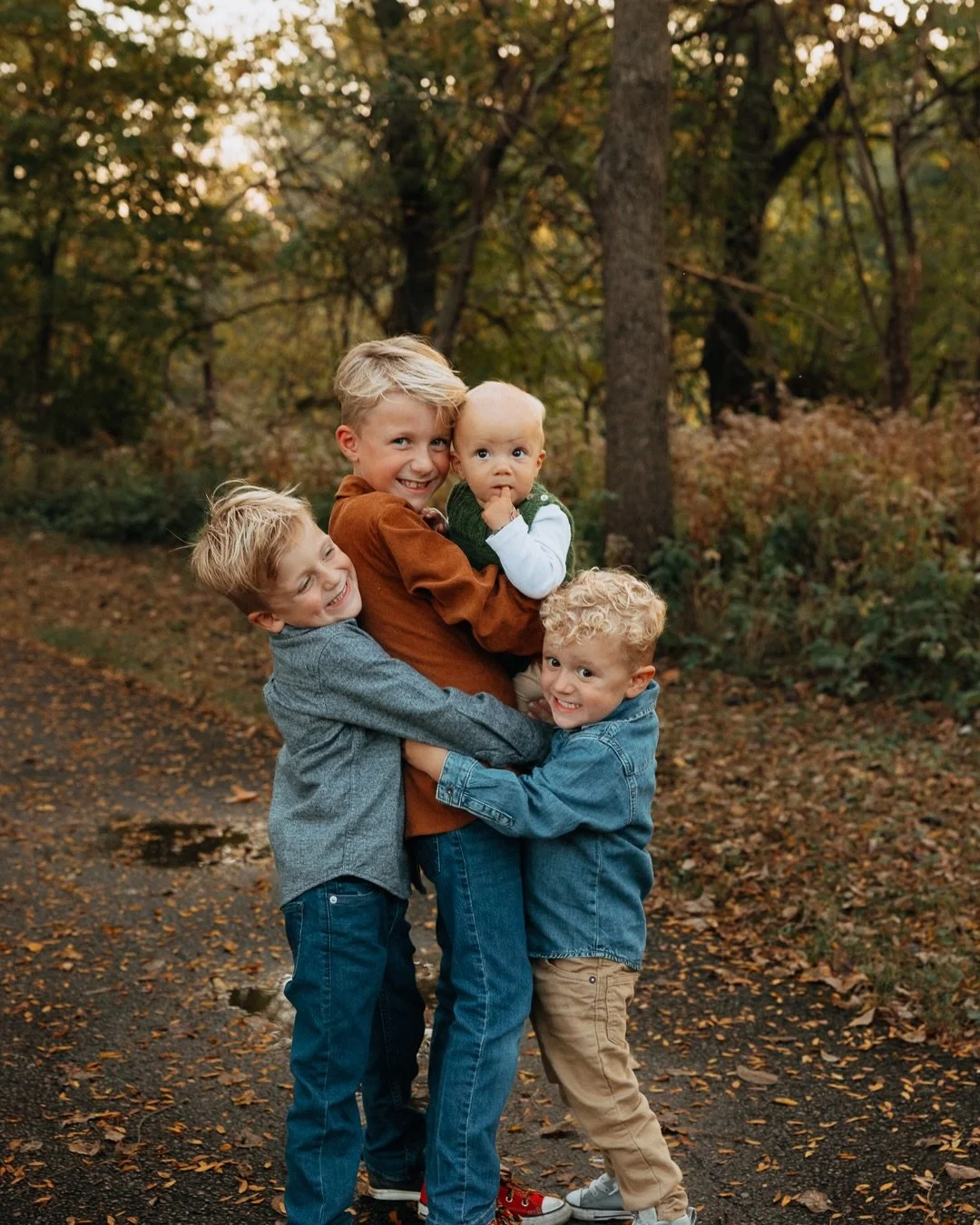 Thornton Family 🖤
.
@ryanthornton42 @simplymidwestmama 
.
#cedarfallsphotographer #cedarvalleyphotographer #iowaphotographer