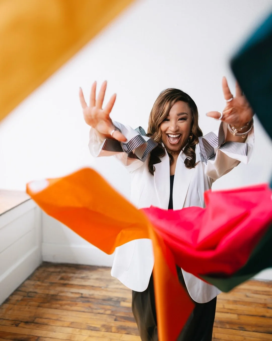 The Art of Showing Up in Style 
.
@design.her.life
.
Shout out to @sweetlittleyouphoto for the studio space.
.
#cedarvalleyphotographer #iowaphotographer #cedarfallsphotographer #iowabrandphotographer