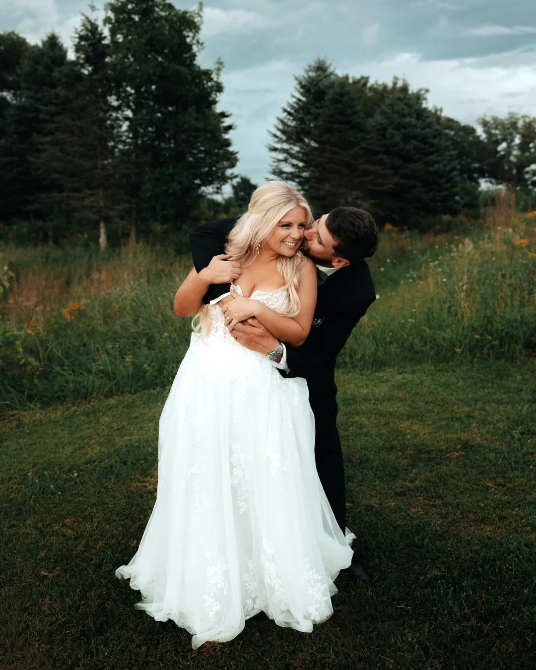 The Mosteks 🖤
.
@britney.mostek @tannermostek @timbersedgevenue 
.
#cedarvalleyphotographer #iowawedding #cedarfallsphotographer #iowaphotographer