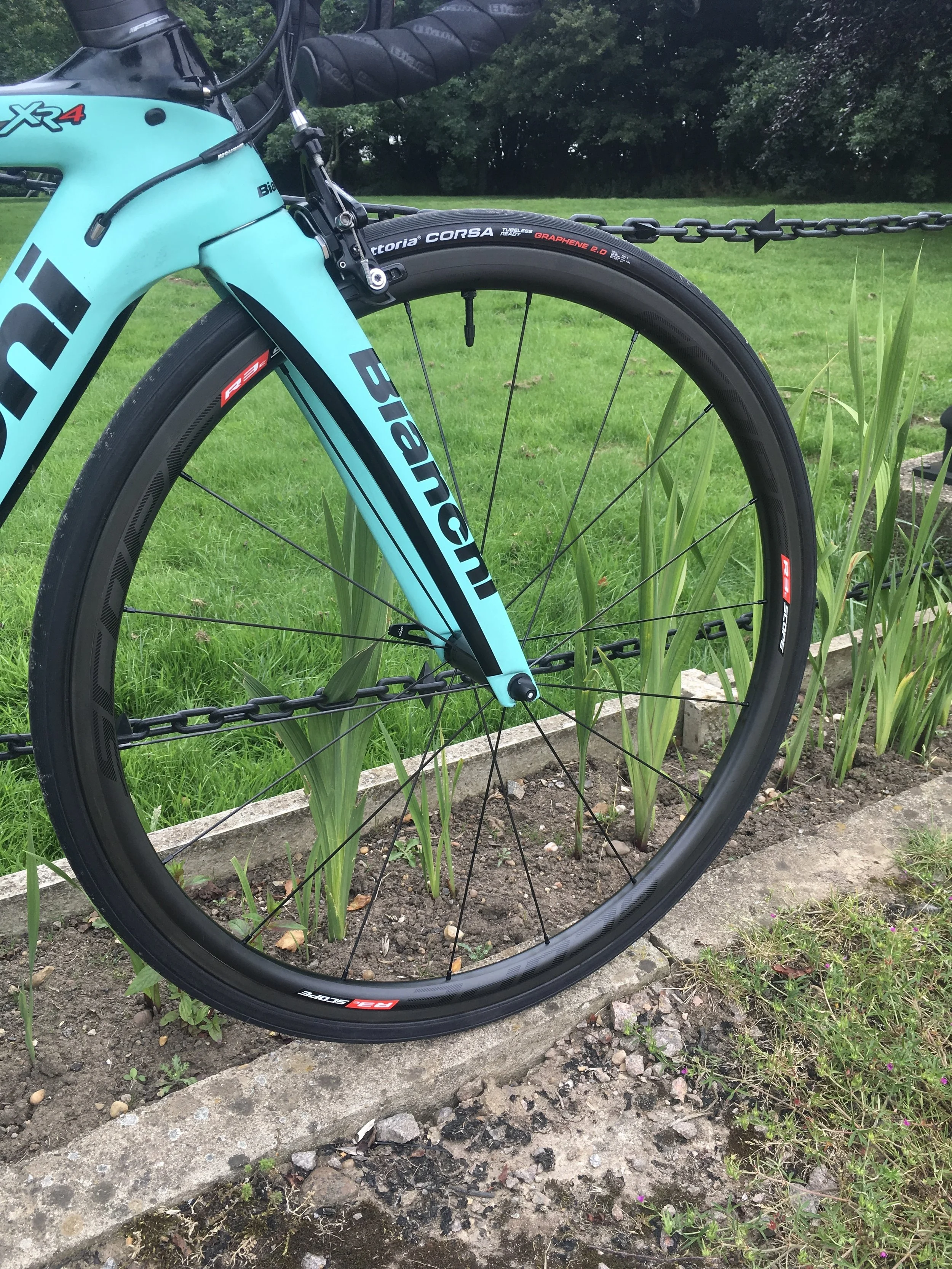 Scope R3 set up tubeless with Vittoria Corsa TR tyres.