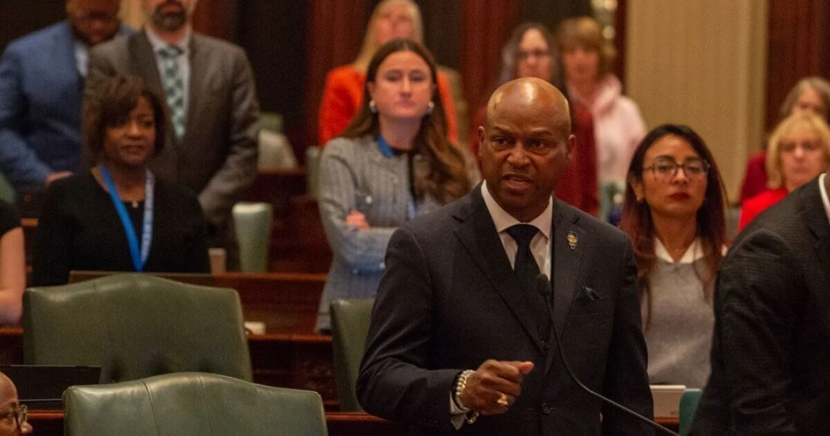 Illinois lawmakers approve ban on civil immigration arrests in state courthouses