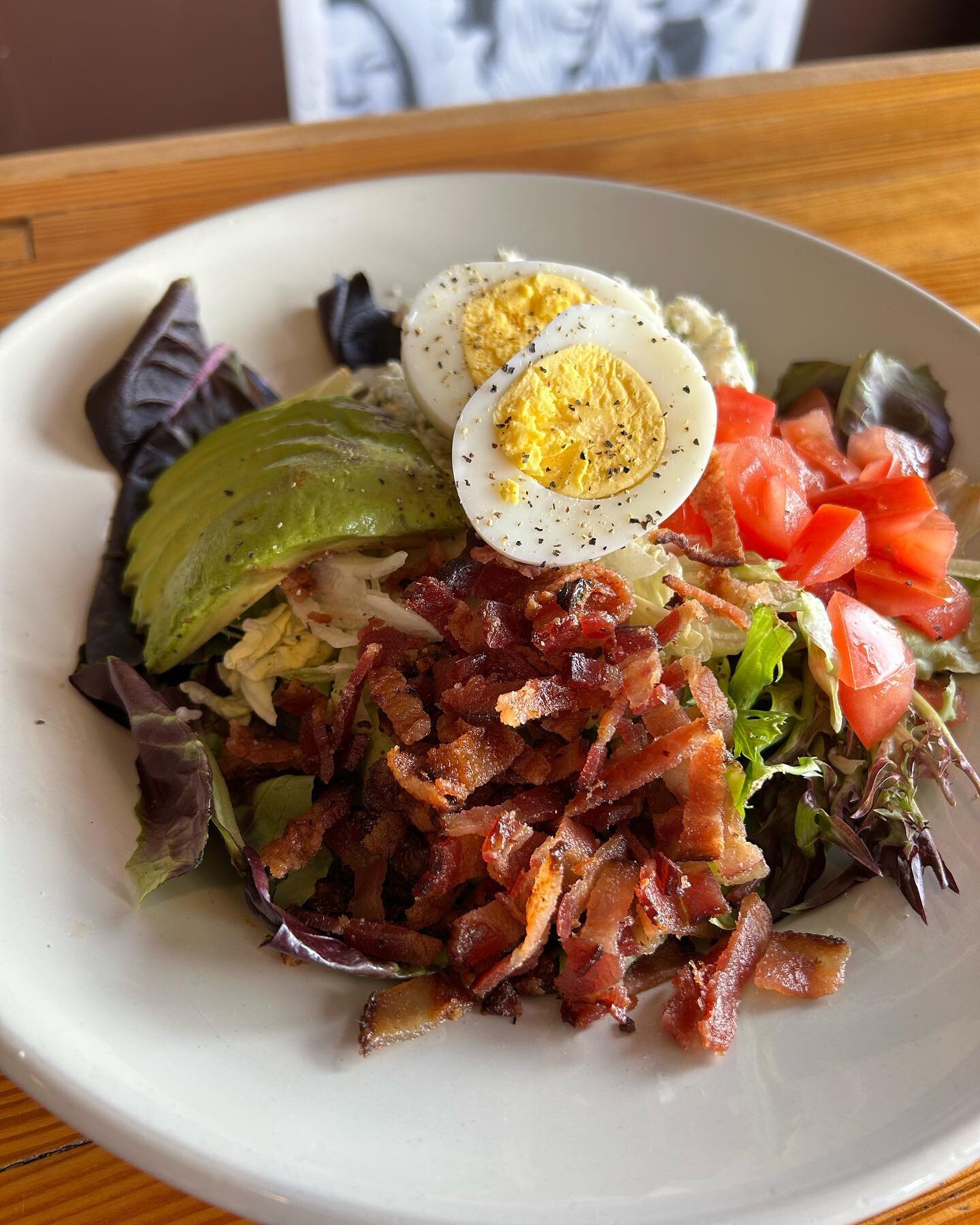 The weather is finally getting warmer ☀️ so we decided to bring some lighter options to the fresh sheet this week! 
~Classic loaded Cobb salad
~Spinach salad w fresh berries &amp; granola
~Turkey Bacon Avocado flatbread
~Chicken Salad Sandy 
☀️🍻🙌🏼