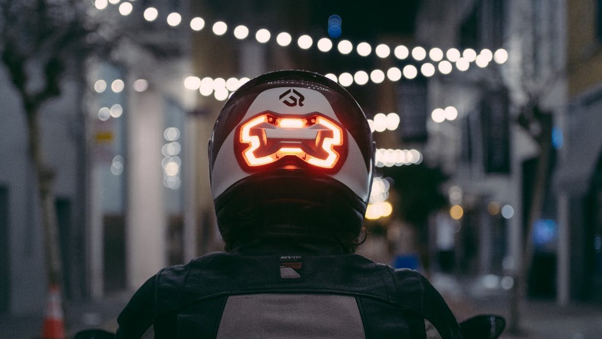 brake-free-motorcycle-helmet-smart-light-5.jpg