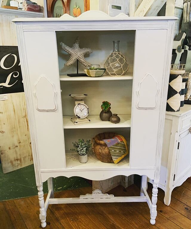 ✨Super cute china cabinet now available! Price $389. Open 11-5 today. It&rsquo;s a perfect day to stroll Berlin 😊#HouseBerlin #anniesloan #anniesloanhome #painteverything #shoplocal #supportsmallbusiness #BerlinMD #BetterinBerlin