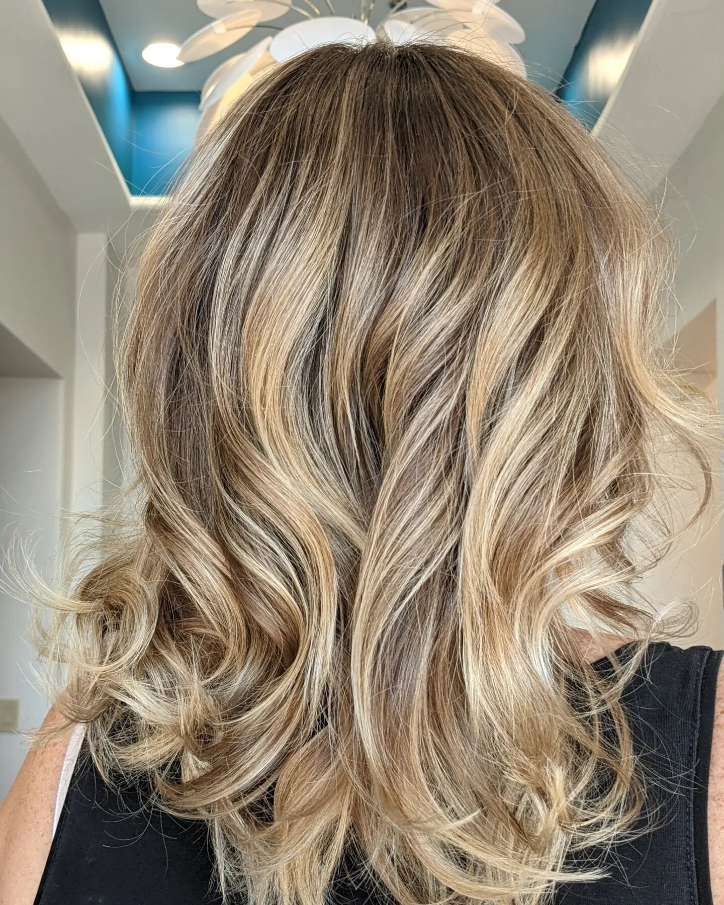 That beautiful blonde dimension really 🍾pOpS!🍾 When you leave some natural/dark! Over blonding/foiling is not the best way to be blonde! Less is really more 🤍