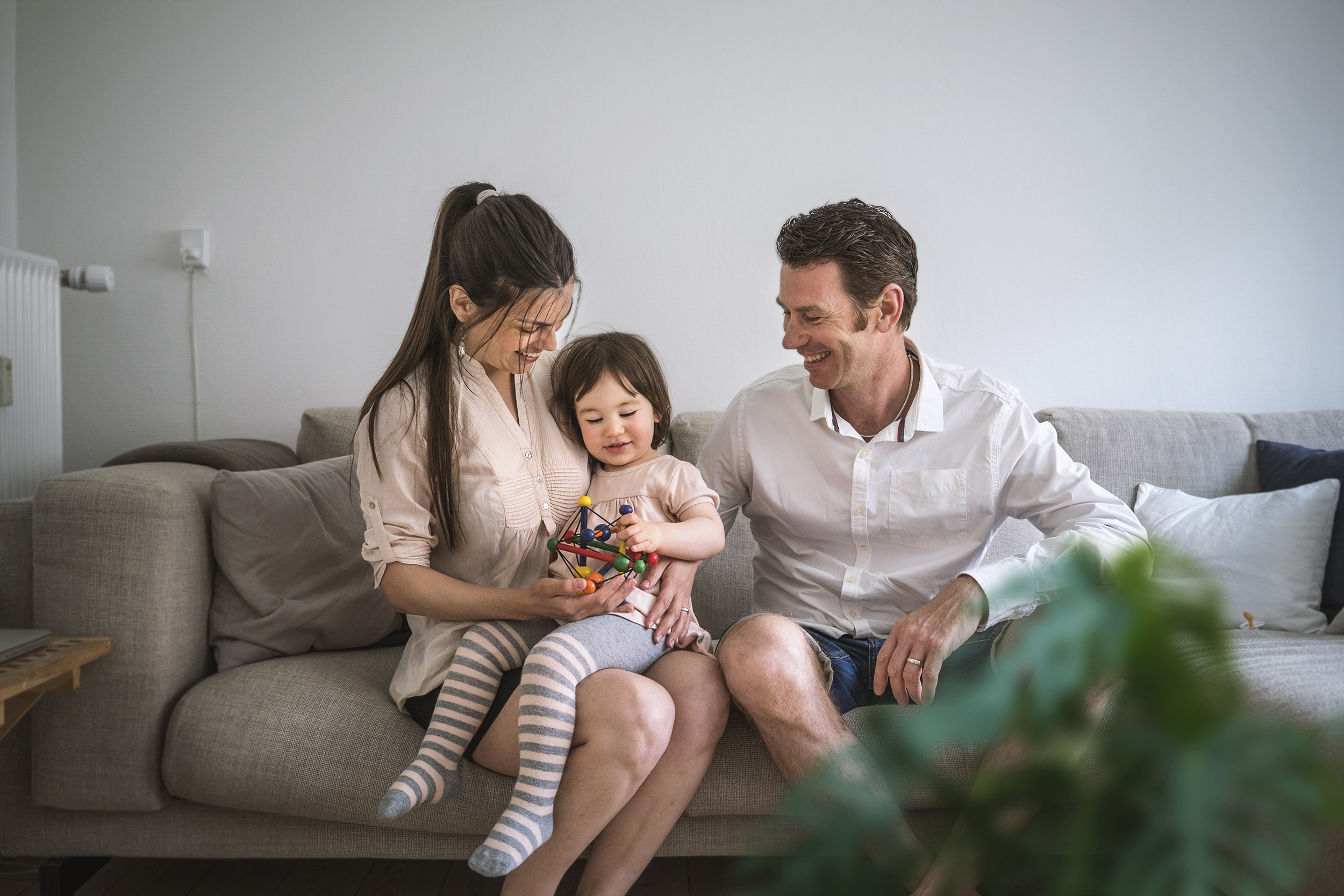 Leslie og Mari - Sofa m. plante.jpg