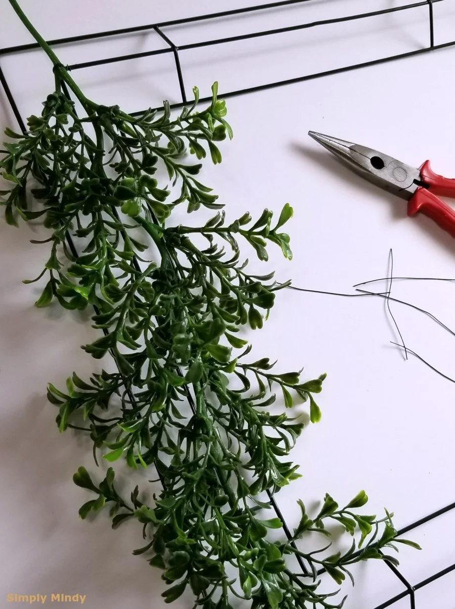 boxwood-wreath-diy_garlandstart.jpg