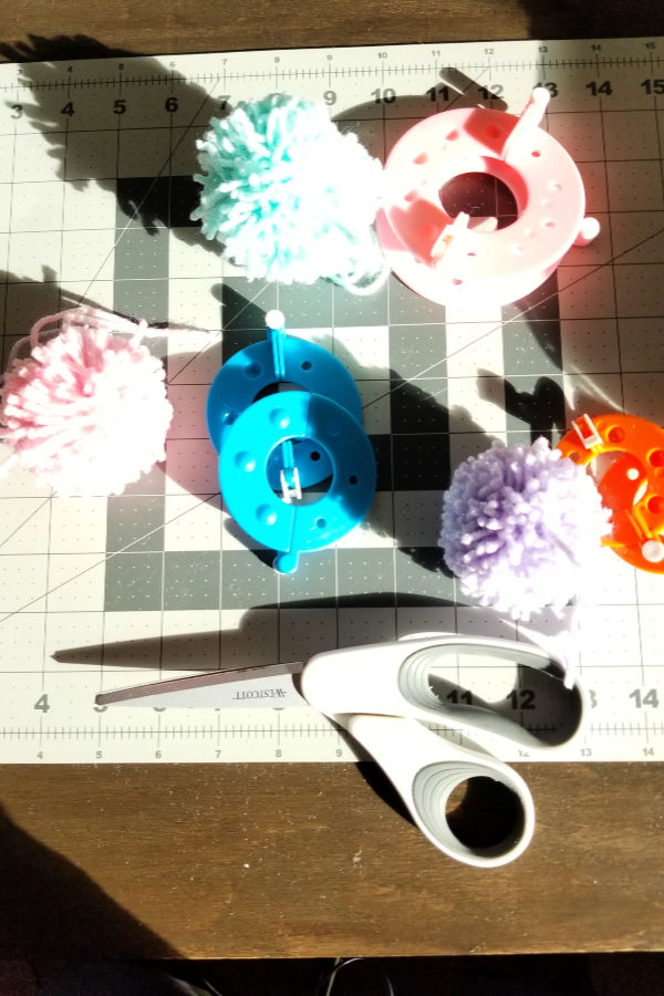 assorted-pom-pom-maker-sizes.jpg