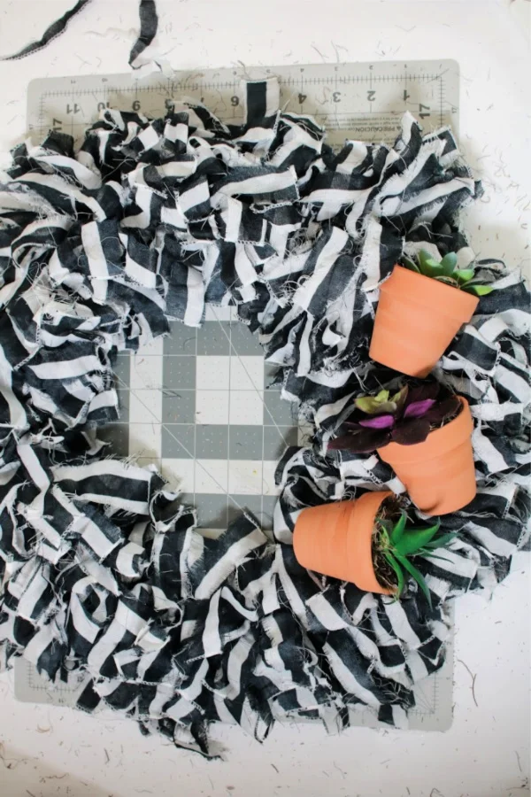 mini-clay-pot-wreath.jpg