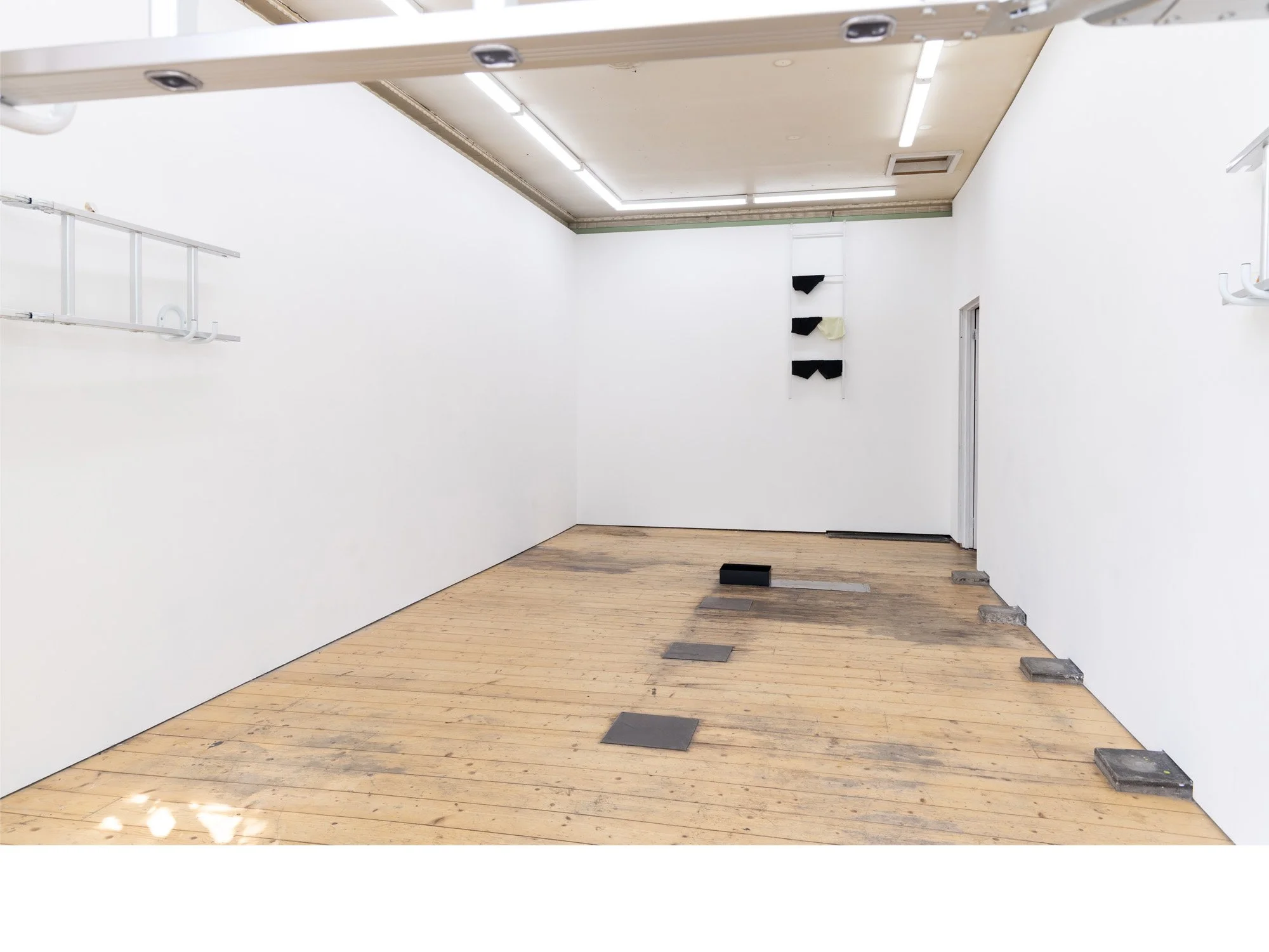 ladder-entry-back-left-side-wall-.jpg