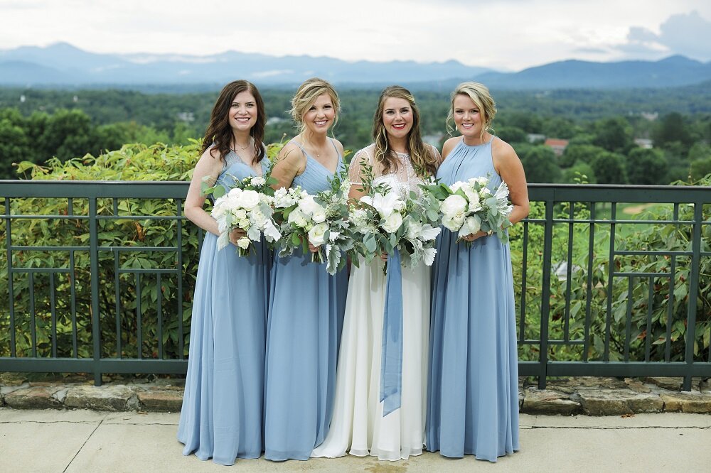 Bridesmaids_Bouquets_White_Blue.jpg