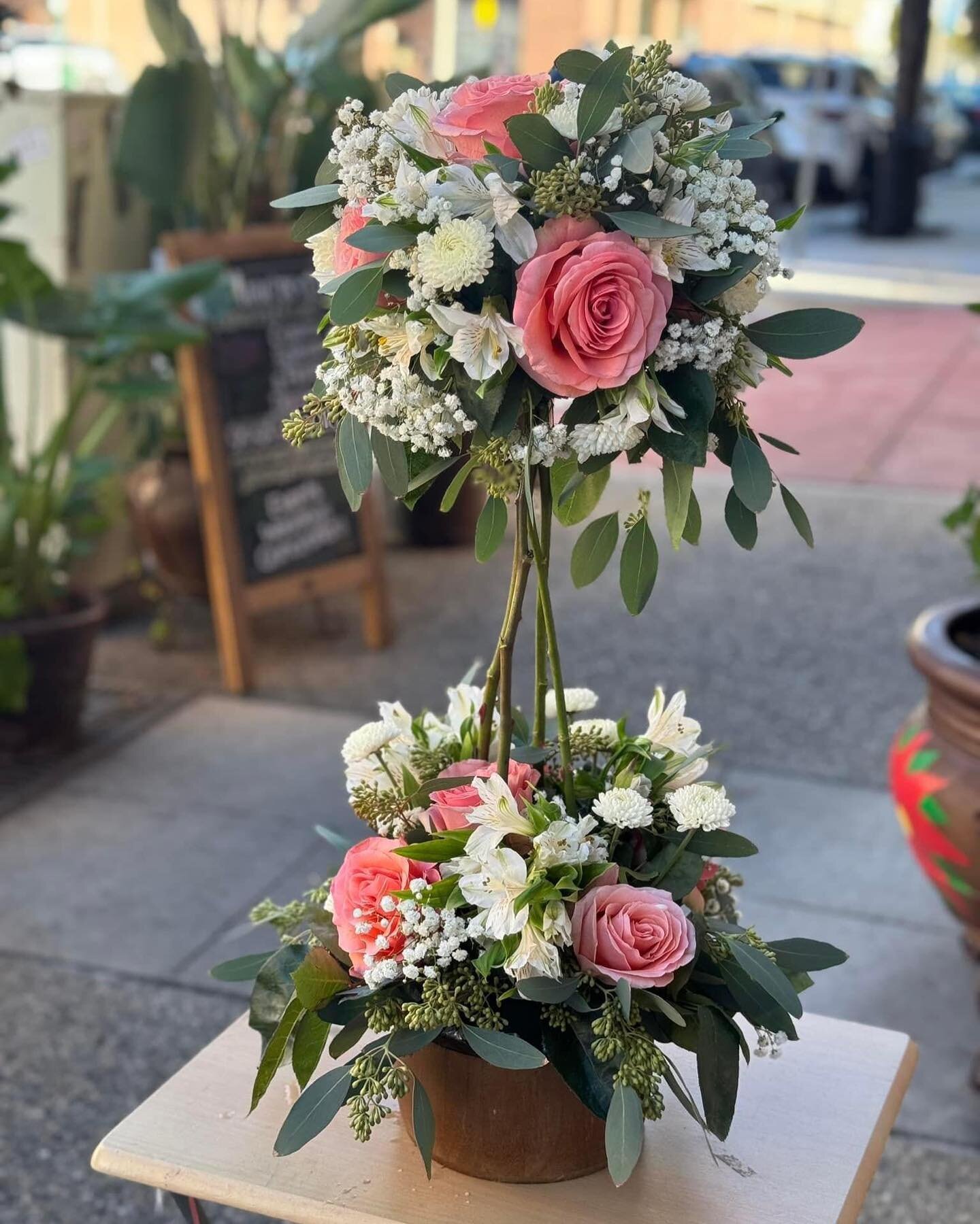 Www.minervasflowers.com #floraldesign #centerpieces #quinceanera #weddingvenue