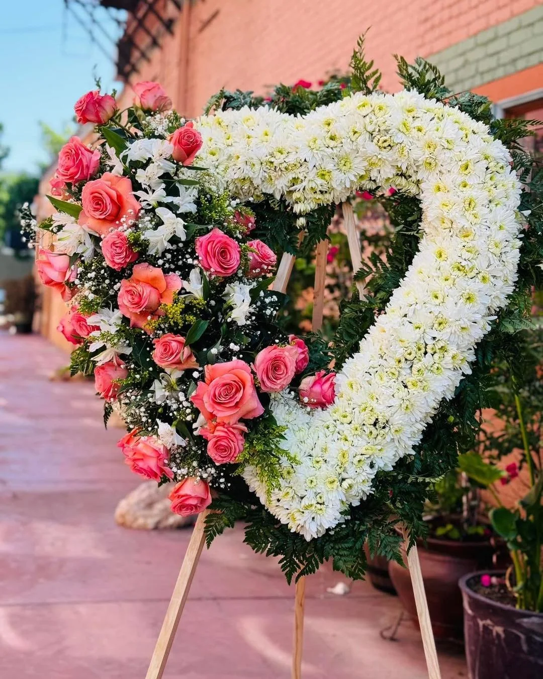 En los momentos m&aacute;s dif&iacute;ciles, estamos aqu&iacute; para ayudarle a expresar su amor y respeto con flores.

Coronas funerarias
Arreglos para servicio memorial
Flores para ata&uacute;d (Casket Spray)
Ramos de condolencias
Entrega a funera