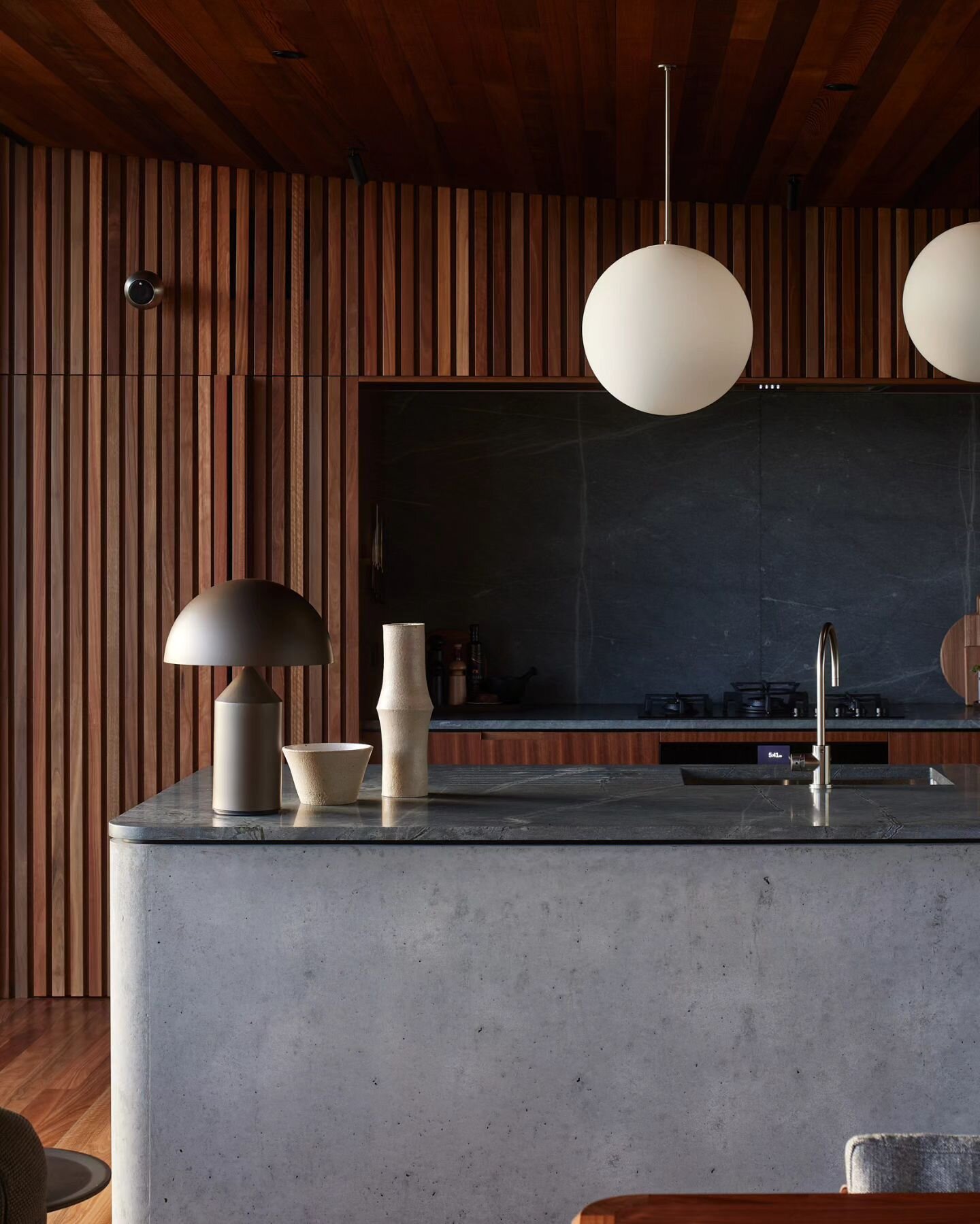 Tove vase and bowl in beautiful dwelling - Herbst Architects - Omata beach house
@herbstarchitects

@hi_kaukau @simonjamesstore 

Photo by @simon.c.wilson