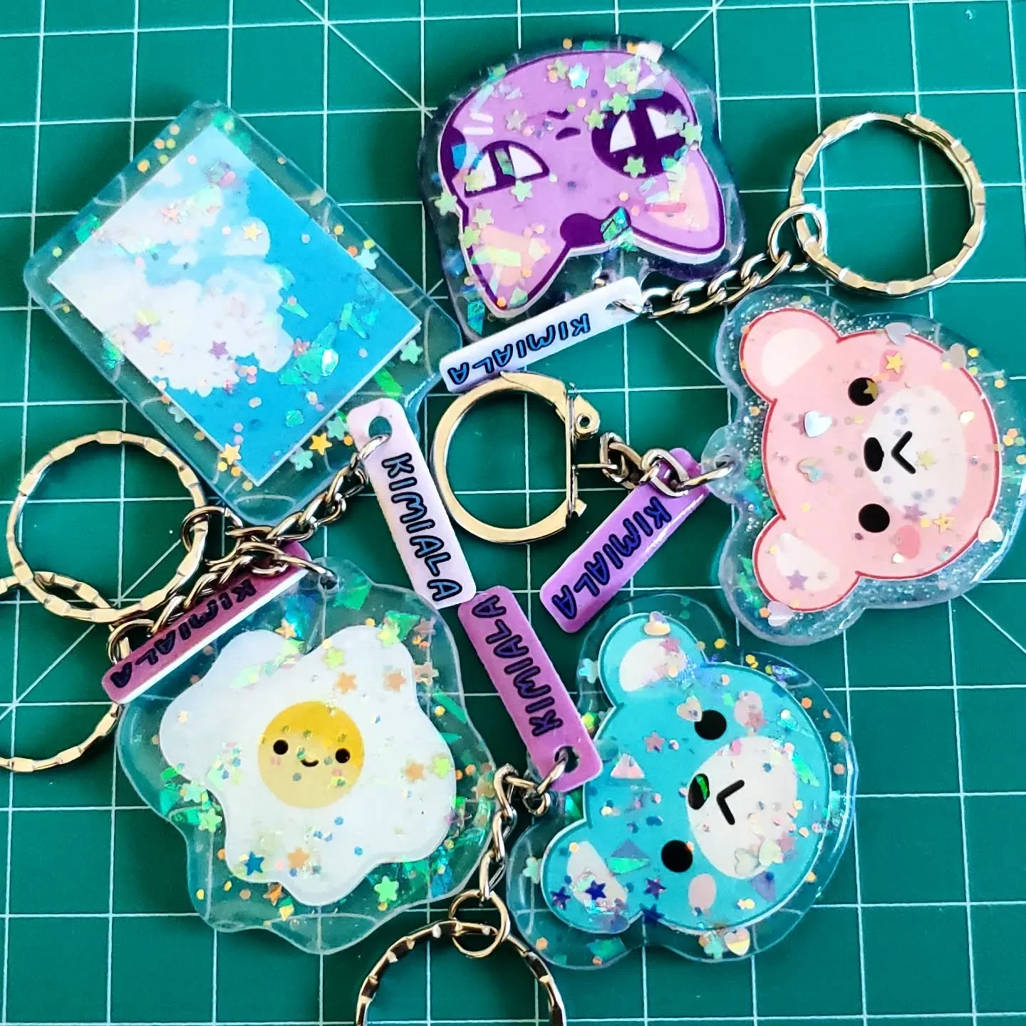 Made some keychains this week 🤗.
@edtsinx
.
.
.
#smallbusiness #artistsoninstagram #cute #keychain #craft #artsandcrafts #digitalart #procreate #artbusiness #eggs #instaart